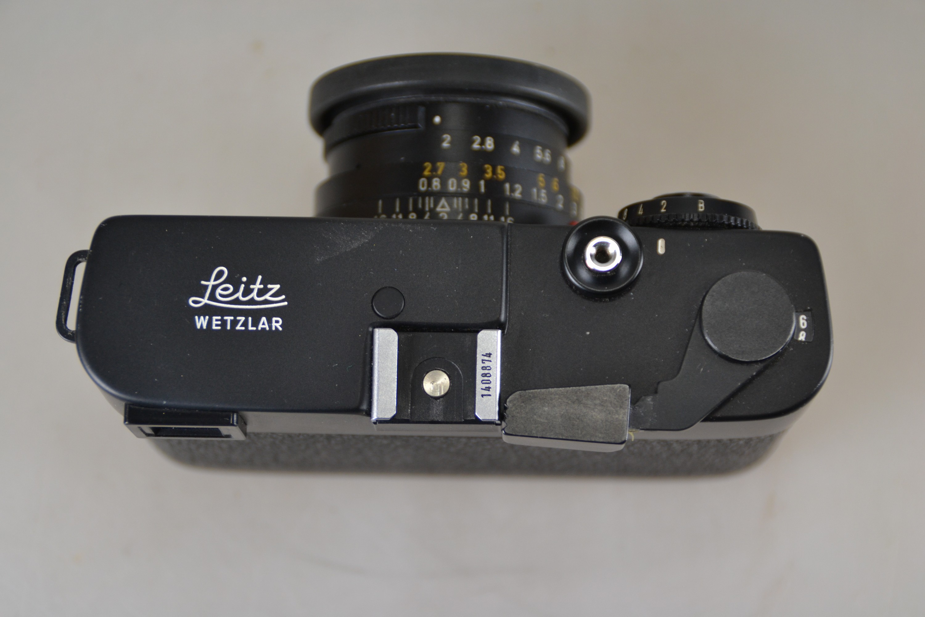 Detail e: Leica CL, Bj. 1974/75, mit zwei Objektiven und orig. Unterlagen, Seriennr. 1408874, schwarzer Body, Glas vor Beleuchtungs- /Sucherfenster gesprungen, ...