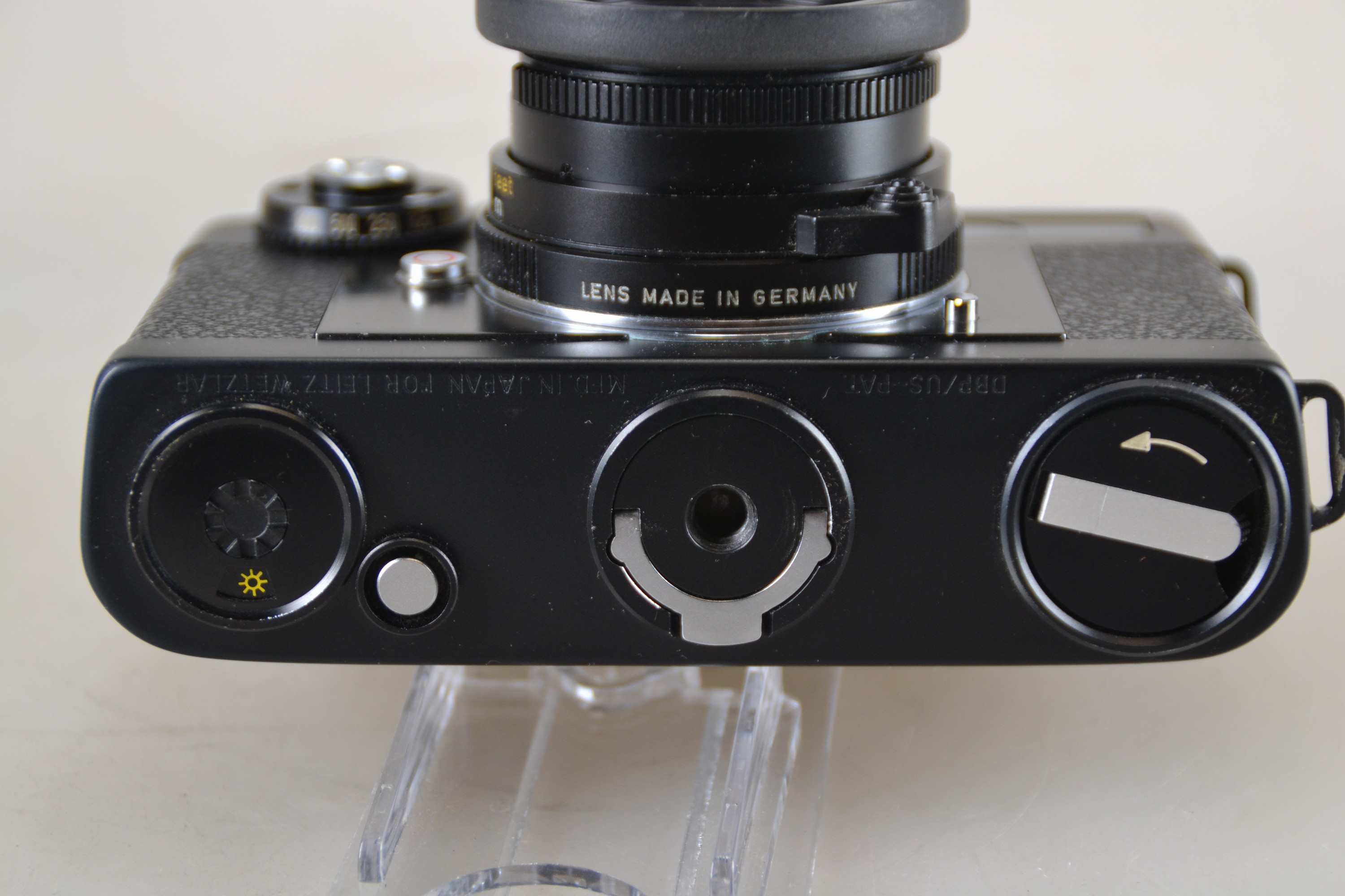 Detail f: Leica CL, Bj. 1974/75, mit zwei Objektiven und orig. Unterlagen, Seriennr. 1408874, schwarzer Body, Glas vor Beleuchtungs- /Sucherfenster gesprungen, ...