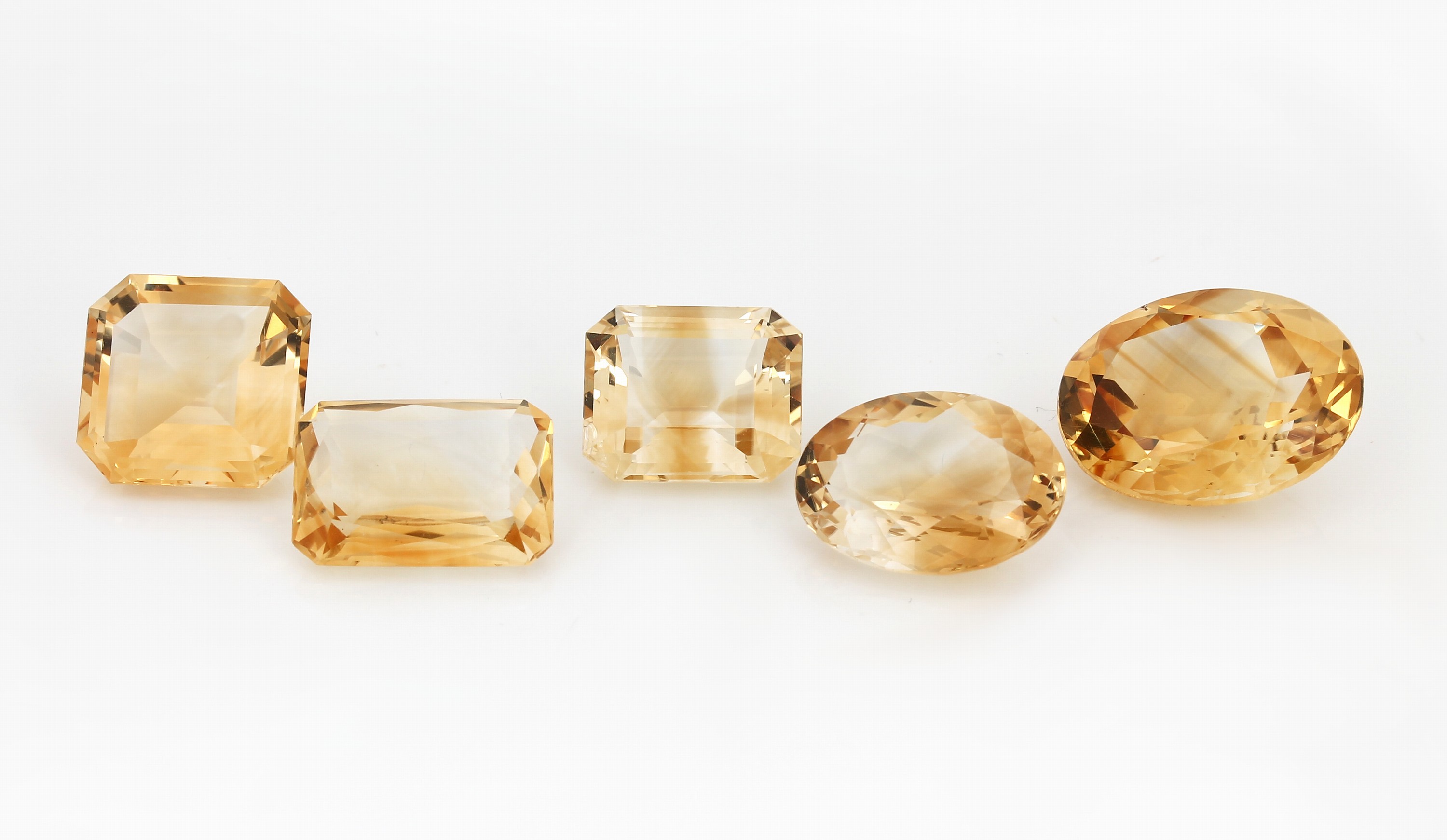 Lot 5 lose facett. Citrine, zus. 71.5 ct, 2 x oval, 1 x Rechteck, 1 x Carree, 1 x Emerald Cut, schöne Farbe