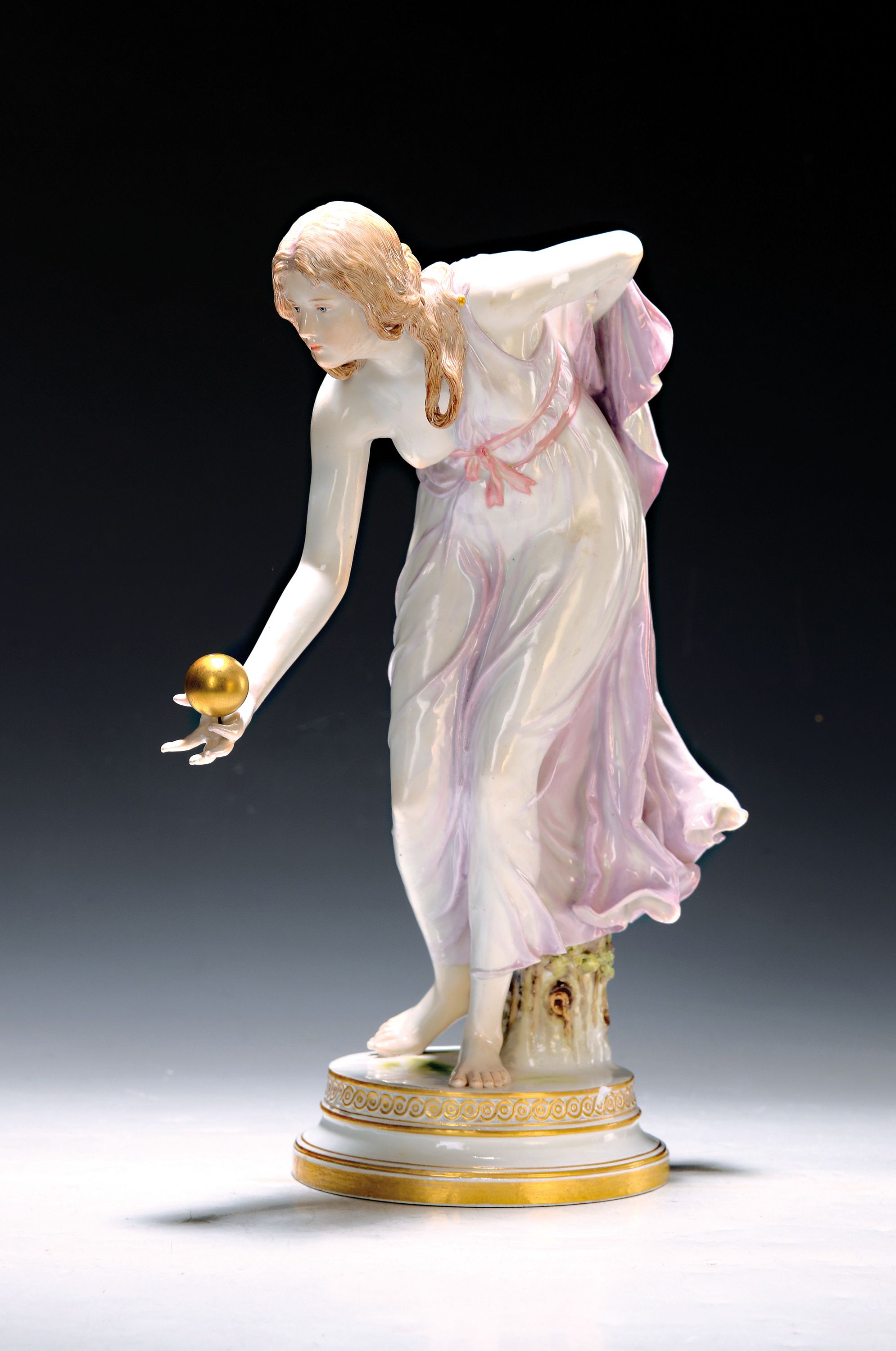 Porzellanfigur "Die Kugelspielerin", Meissen, um 1910-20, Entwurf W. Schott, Modellnr. Q 180, am Sockel rest. und seitlich kleine ...