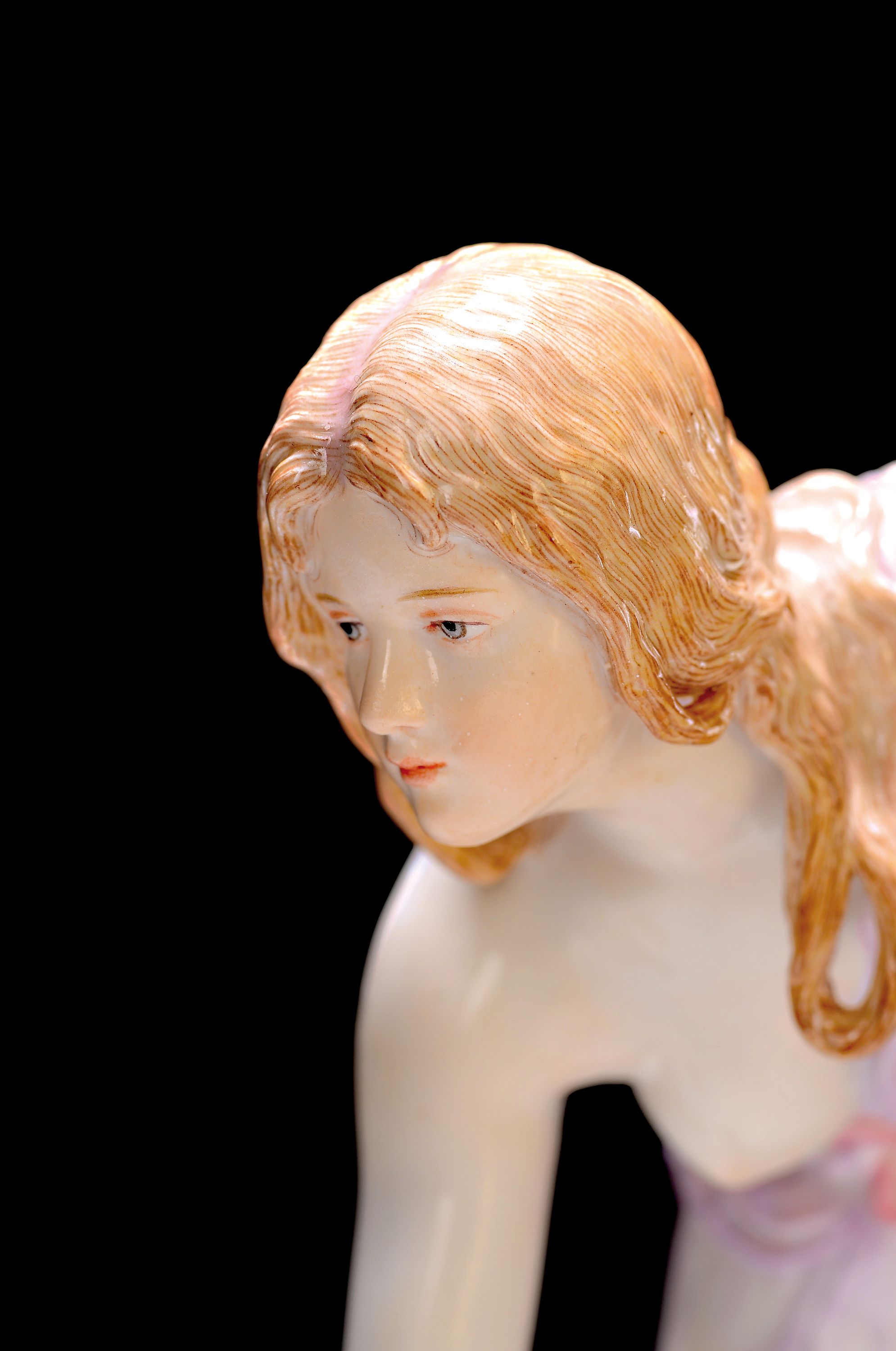 Detail a: Porzellanfigur "Die Kugelspielerin", Meissen, um 1910-20, Entwurf W. Schott, Modellnr. Q 180, am Sockel rest. und seitlich kleine ...