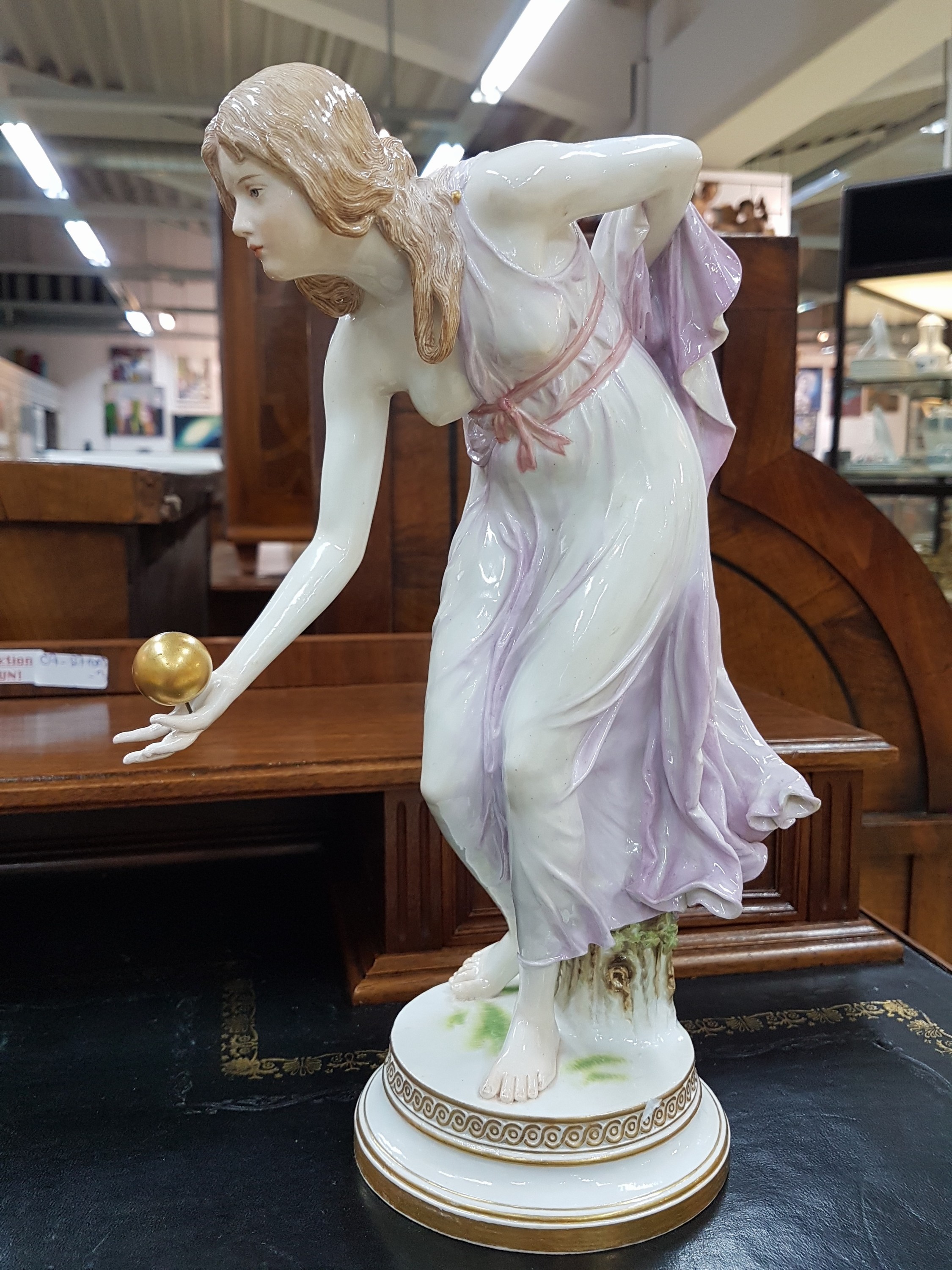 Detail b: Porzellanfigur "Die Kugelspielerin", Meissen, um 1910-20, Entwurf W. Schott, Modellnr. Q 180, am Sockel rest. und seitlich kleine ...