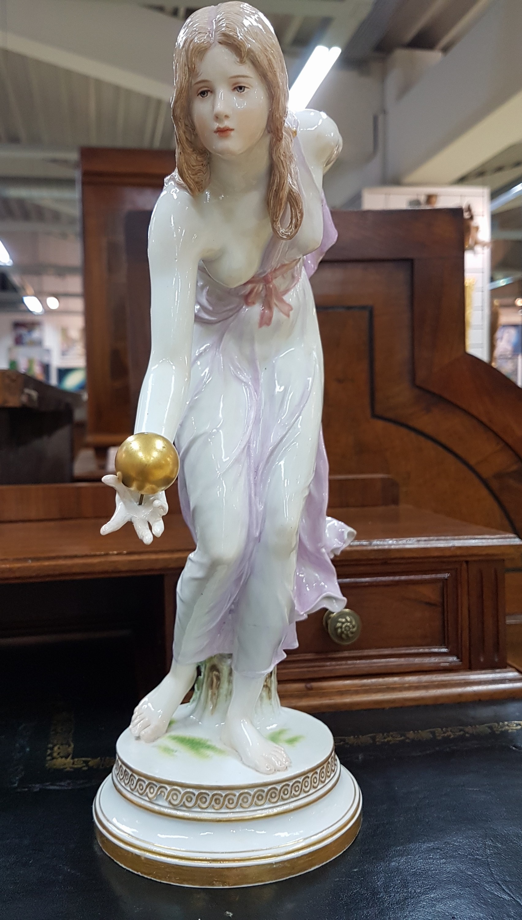 Detail c: Porzellanfigur "Die Kugelspielerin", Meissen, um 1910-20, Entwurf W. Schott, Modellnr. Q 180, am Sockel rest. und seitlich kleine ...