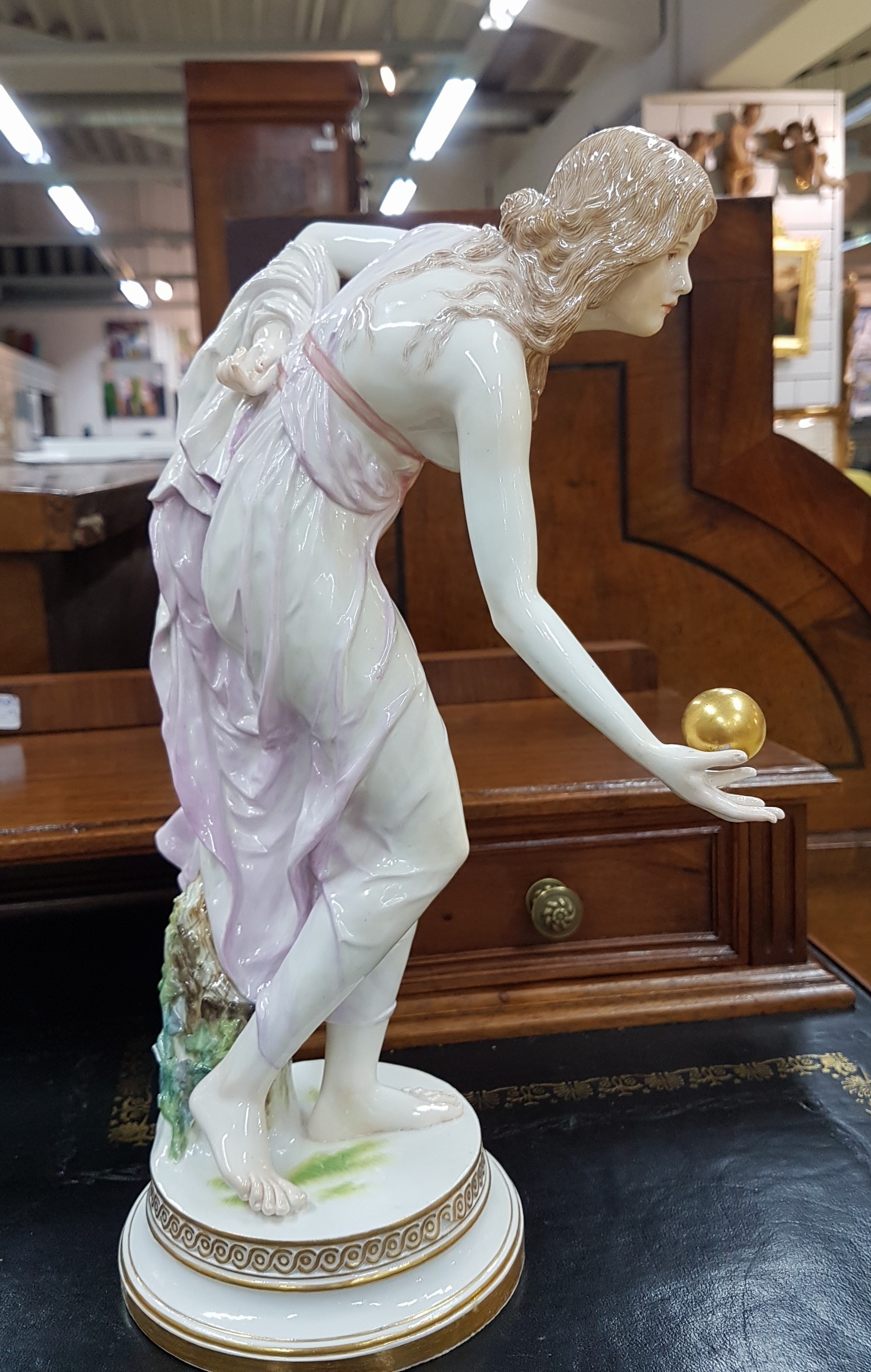 Detail d: Porzellanfigur "Die Kugelspielerin", Meissen, um 1910-20, Entwurf W. Schott, Modellnr. Q 180, am Sockel rest. und seitlich kleine ...