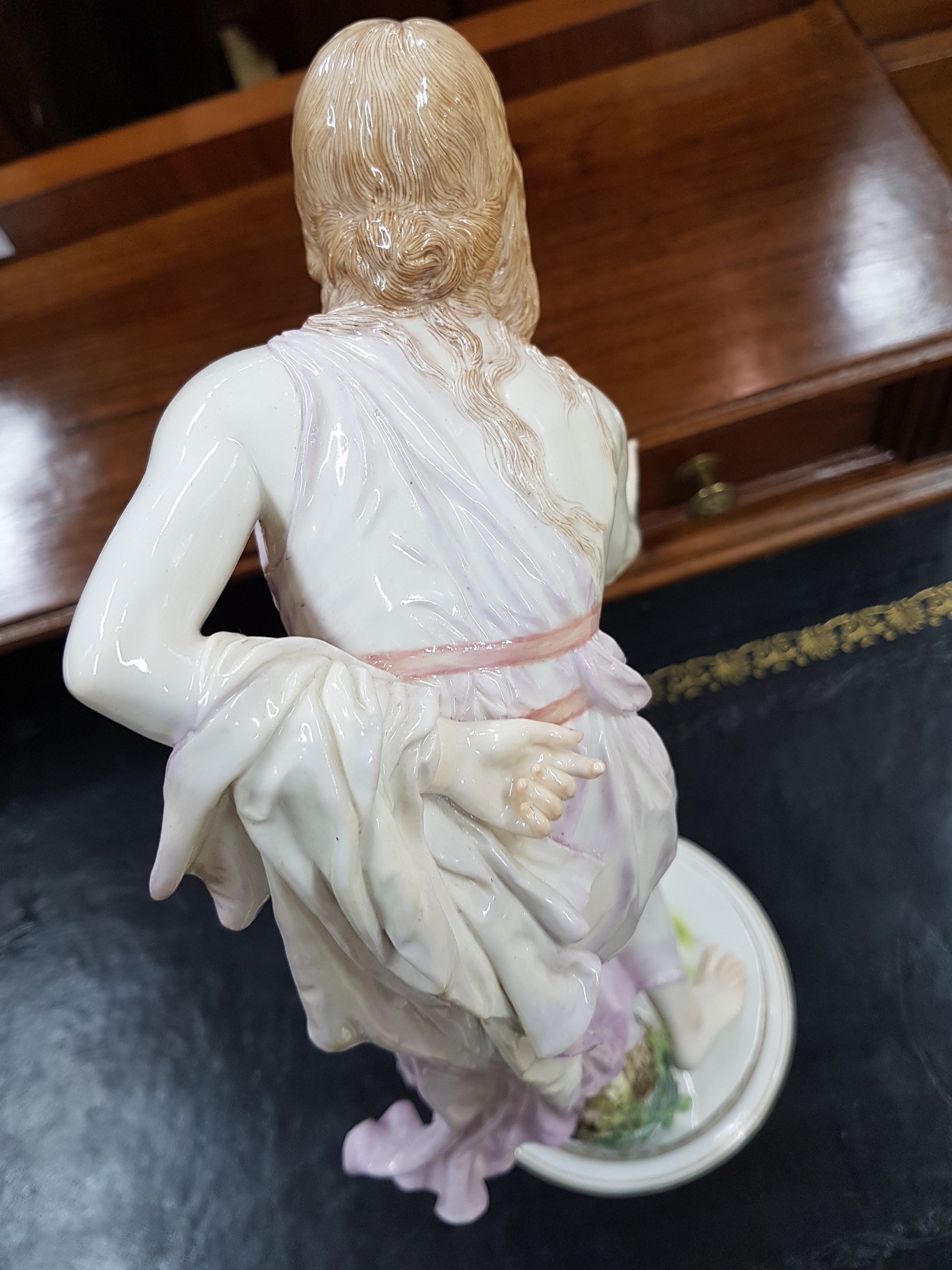 Detail f: Porzellanfigur "Die Kugelspielerin", Meissen, um 1910-20, Entwurf W. Schott, Modellnr. Q 180, am Sockel rest. und seitlich kleine ...