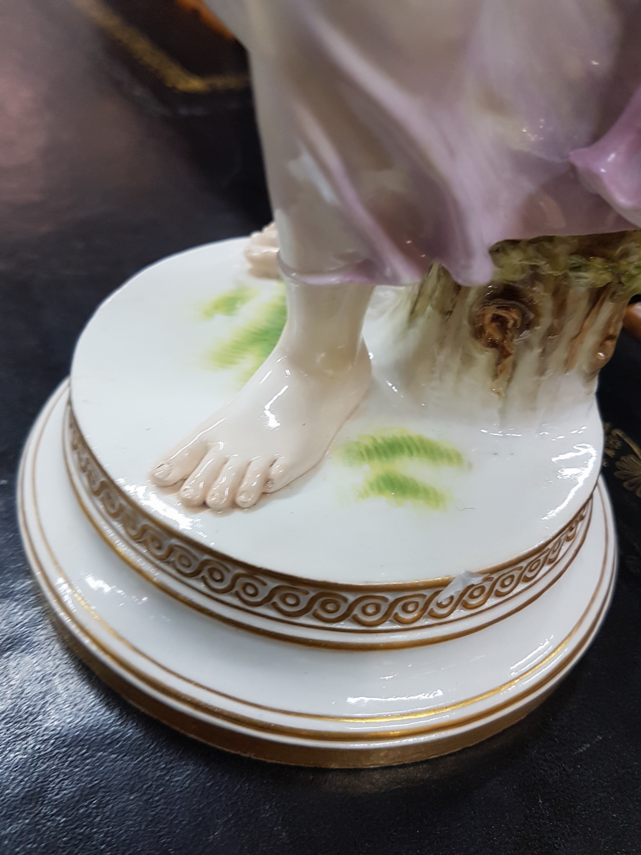 Detail g: Porzellanfigur "Die Kugelspielerin", Meissen, um 1910-20, Entwurf W. Schott, Modellnr. Q 180, am Sockel rest. und seitlich kleine ...