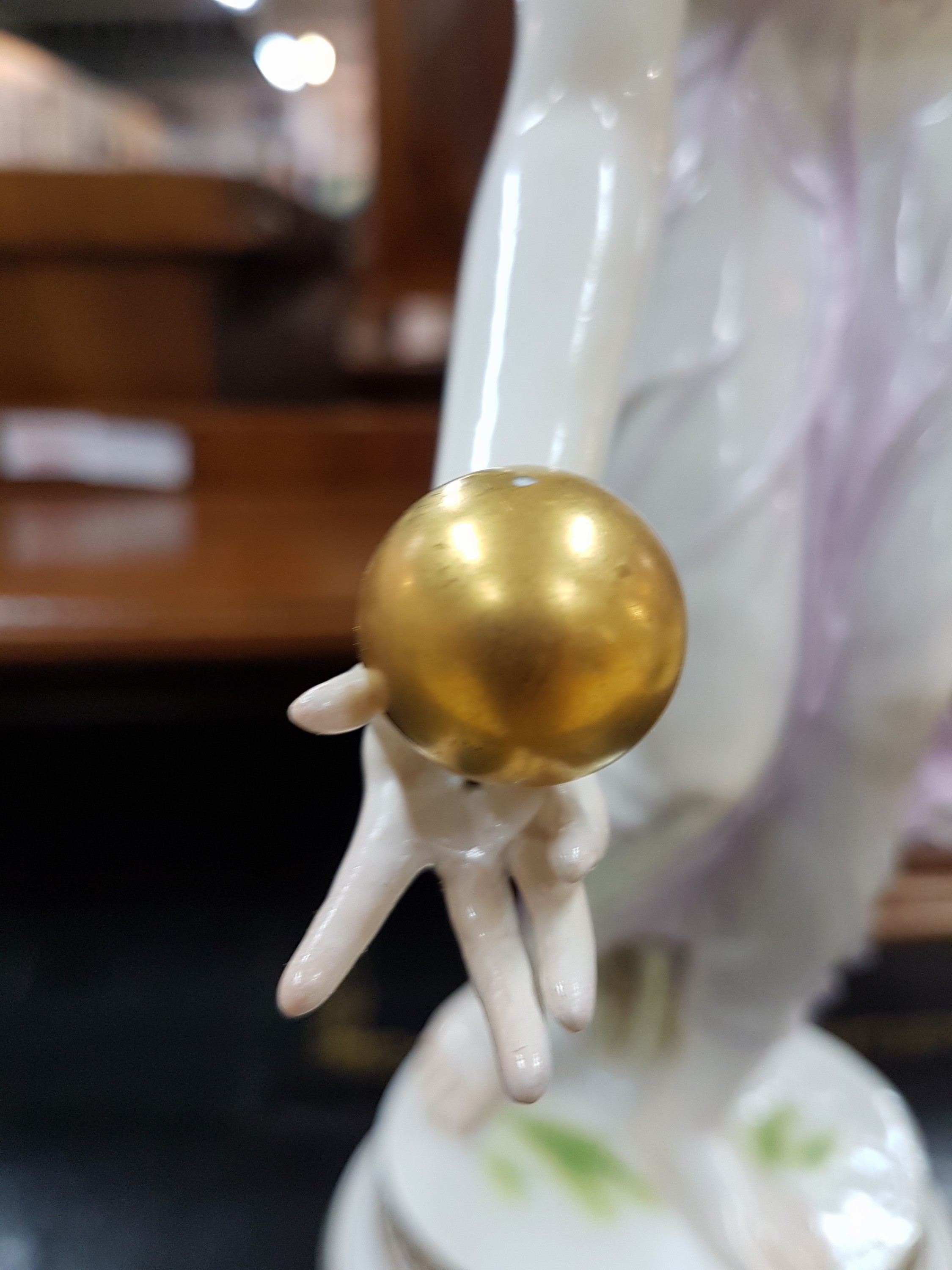 Detail h: Porzellanfigur "Die Kugelspielerin", Meissen, um 1910-20, Entwurf W. Schott, Modellnr. Q 180, am Sockel rest. und seitlich kleine ...