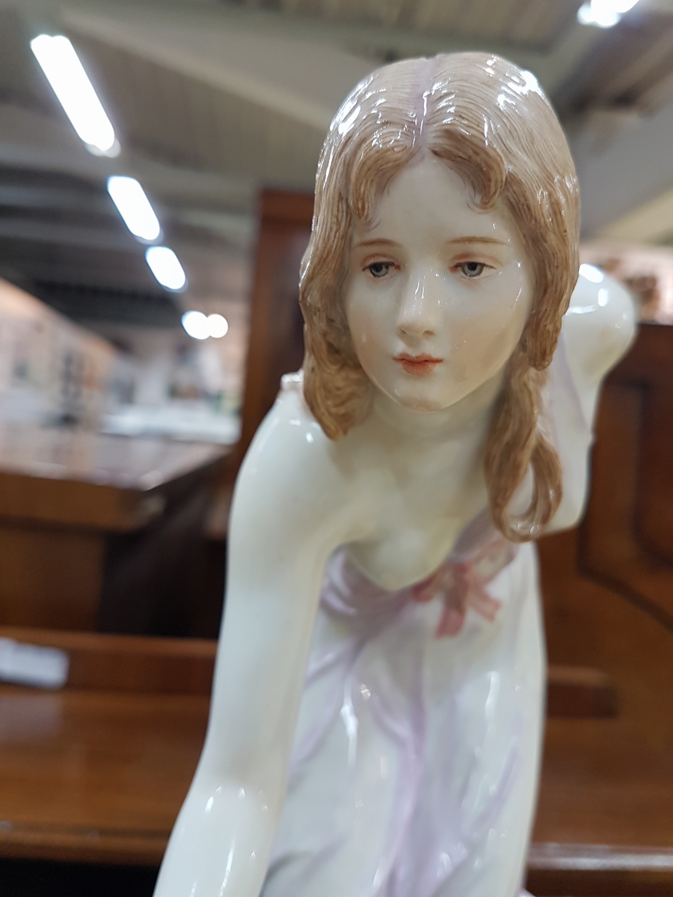 Detail i: Porzellanfigur "Die Kugelspielerin", Meissen, um 1910-20, Entwurf W. Schott, Modellnr. Q 180, am Sockel rest. und seitlich kleine ...