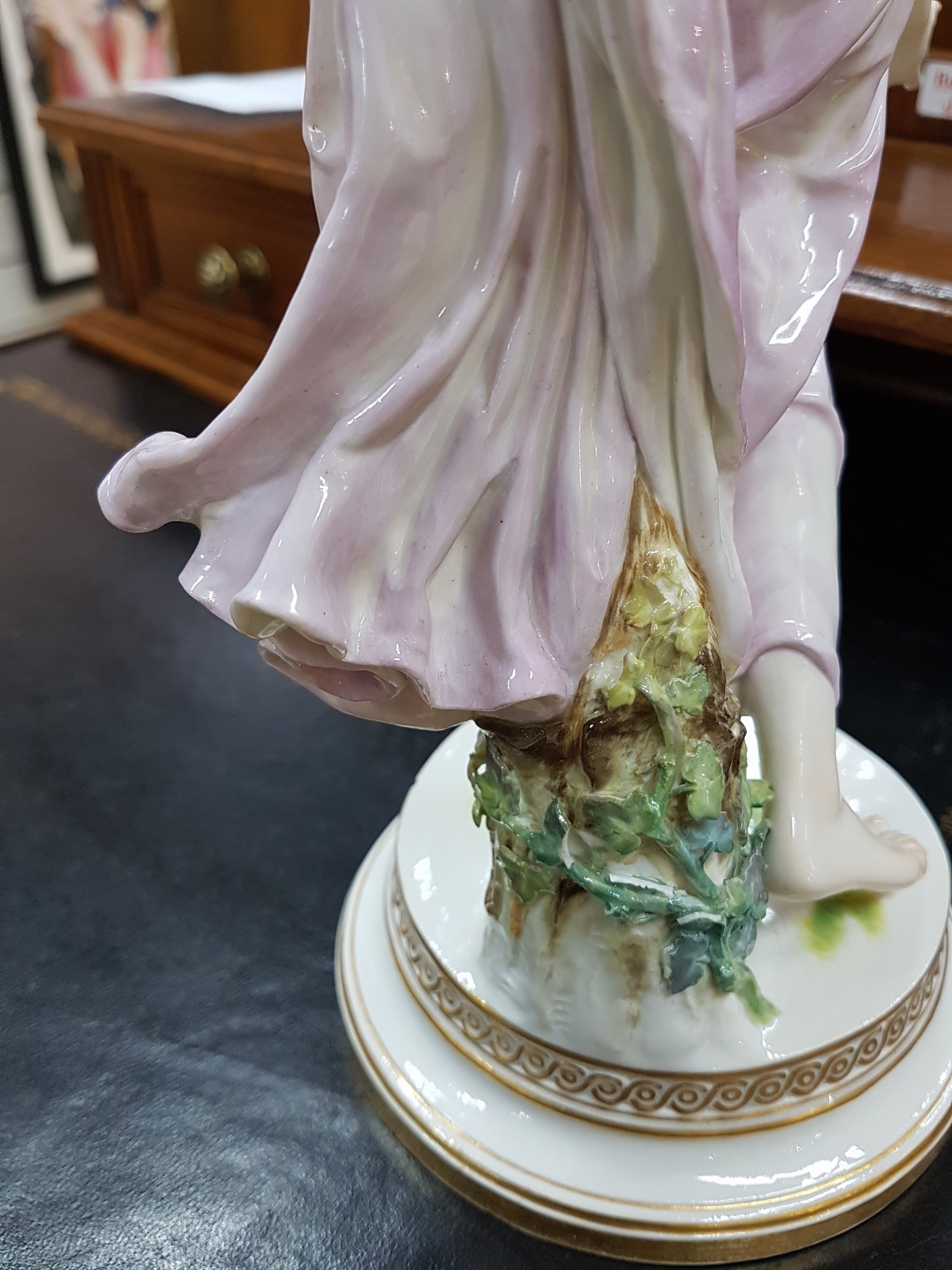 Detail j: Porzellanfigur "Die Kugelspielerin", Meissen, um 1910-20, Entwurf W. Schott, Modellnr. Q 180, am Sockel rest. und seitlich kleine ...