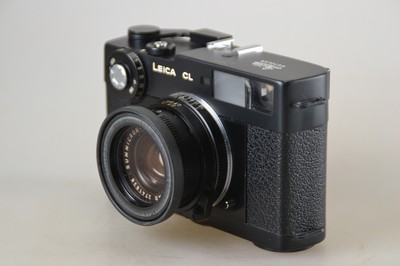 26776751c - Leica CL, built in 1974/75, with two lenses and orig. Documents, serial number 1408874, black body, glass cracked in front of lighting/viewfinder window, view through viewfinder not restricted, lenses: Leitz Summicron-C 1:2 40mm, Elmar-C 1:4 90mm, leather carrying case and various accessories (autophotograph, light meter), orig. Instructions and warranty cards, good condition with slight marks. Accuracy of light meter untested