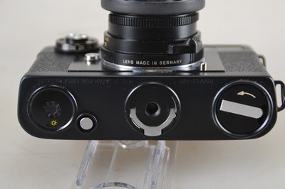 26776751f - Leica CL, built in 1974/75, with two lenses and orig. Documents, serial number 1408874, black body, glass cracked in front of lighting/viewfinder window, view through viewfinder not restricted, lenses: Leitz Summicron-C 1:2 40mm, Elmar-C 1:4 90mm, leather carrying case and various accessories (autophotograph, light meter), orig. Instructions and warranty cards, good condition with slight marks. Accuracy of light meter untested