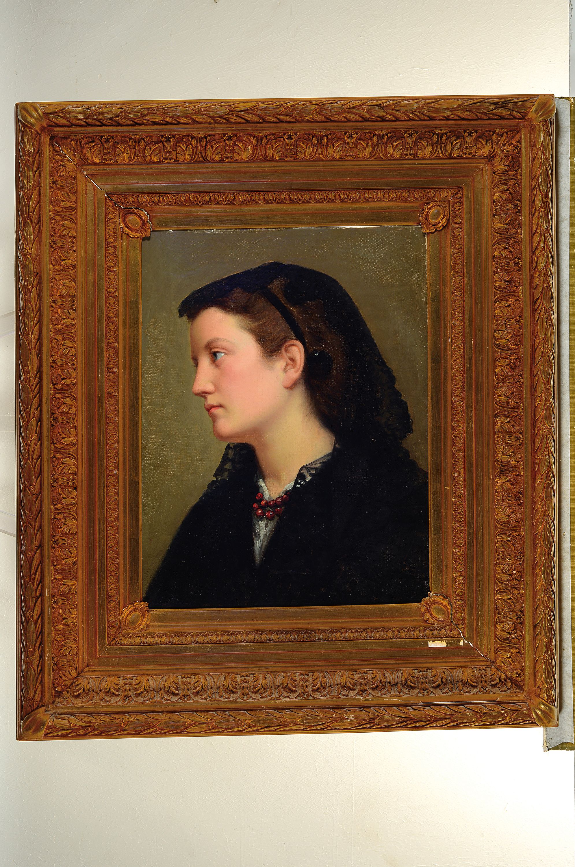 Detail k: Maler der Münchener Schule, 2. Hälfte 19. Jh., Porträt einer jungen Frau mit sehnsüchtigem Blick, Öl/Lwd, rest., ca. 47x37cm, goldfarbener ...