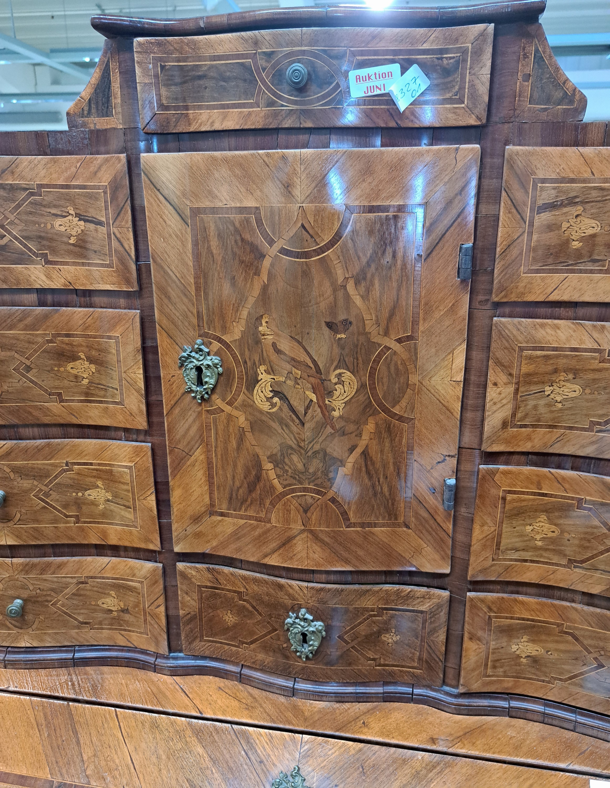 Detail d: Stollensekretär, süddeutsch, um 1750, Nußbaumfurnier, Stollengestell mit Kreuzsteg und gedrückten Kugelfüßen, dreischübig geteilter ...