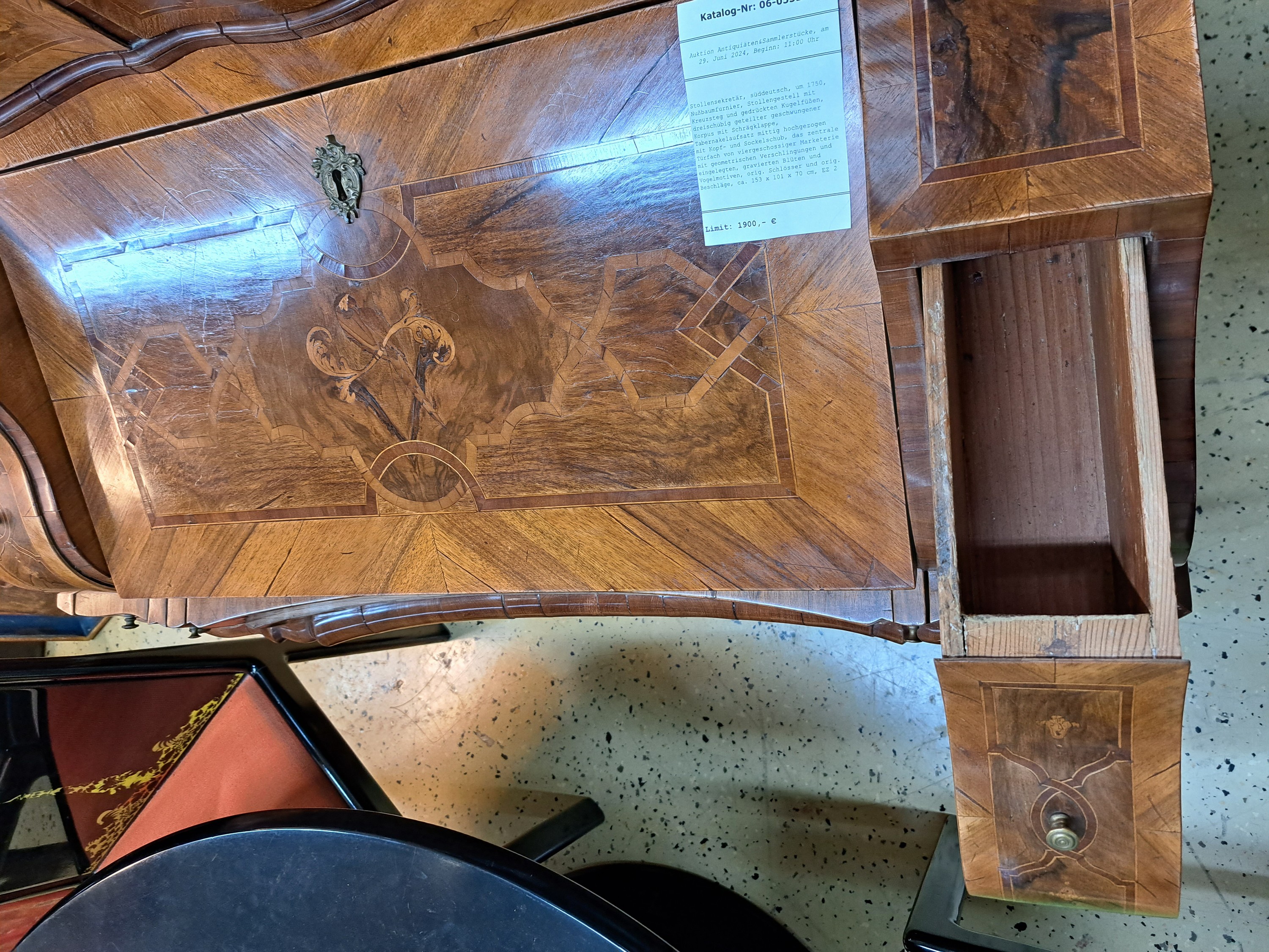 Detail e: Stollensekretär, süddeutsch, um 1750, Nußbaumfurnier, Stollengestell mit Kreuzsteg und gedrückten Kugelfüßen, dreischübig geteilter ...