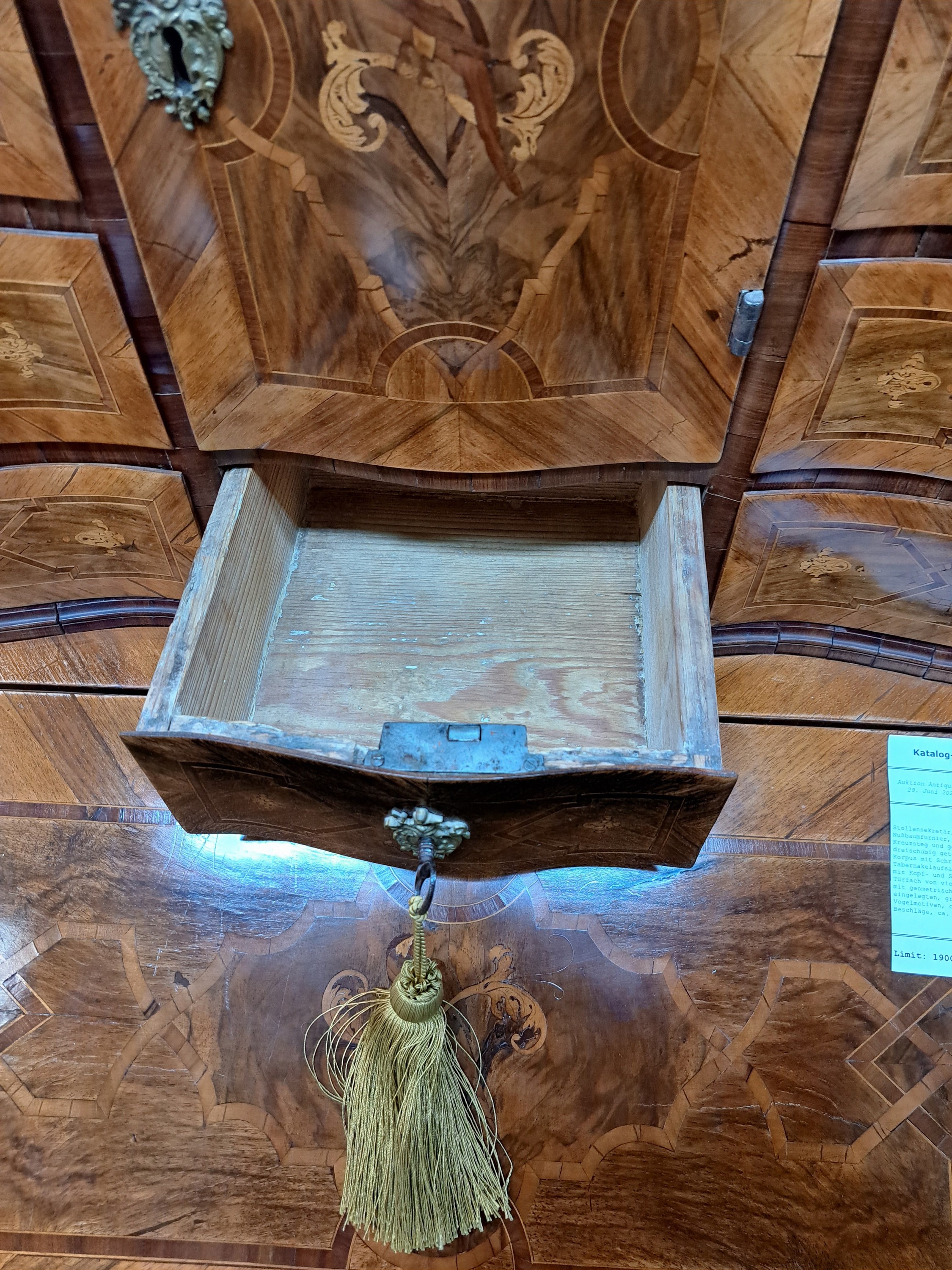 Detail o: Stollensekretär, süddeutsch, um 1750, Nußbaumfurnier, Stollengestell mit Kreuzsteg und gedrückten Kugelfüßen, dreischübig geteilter ...