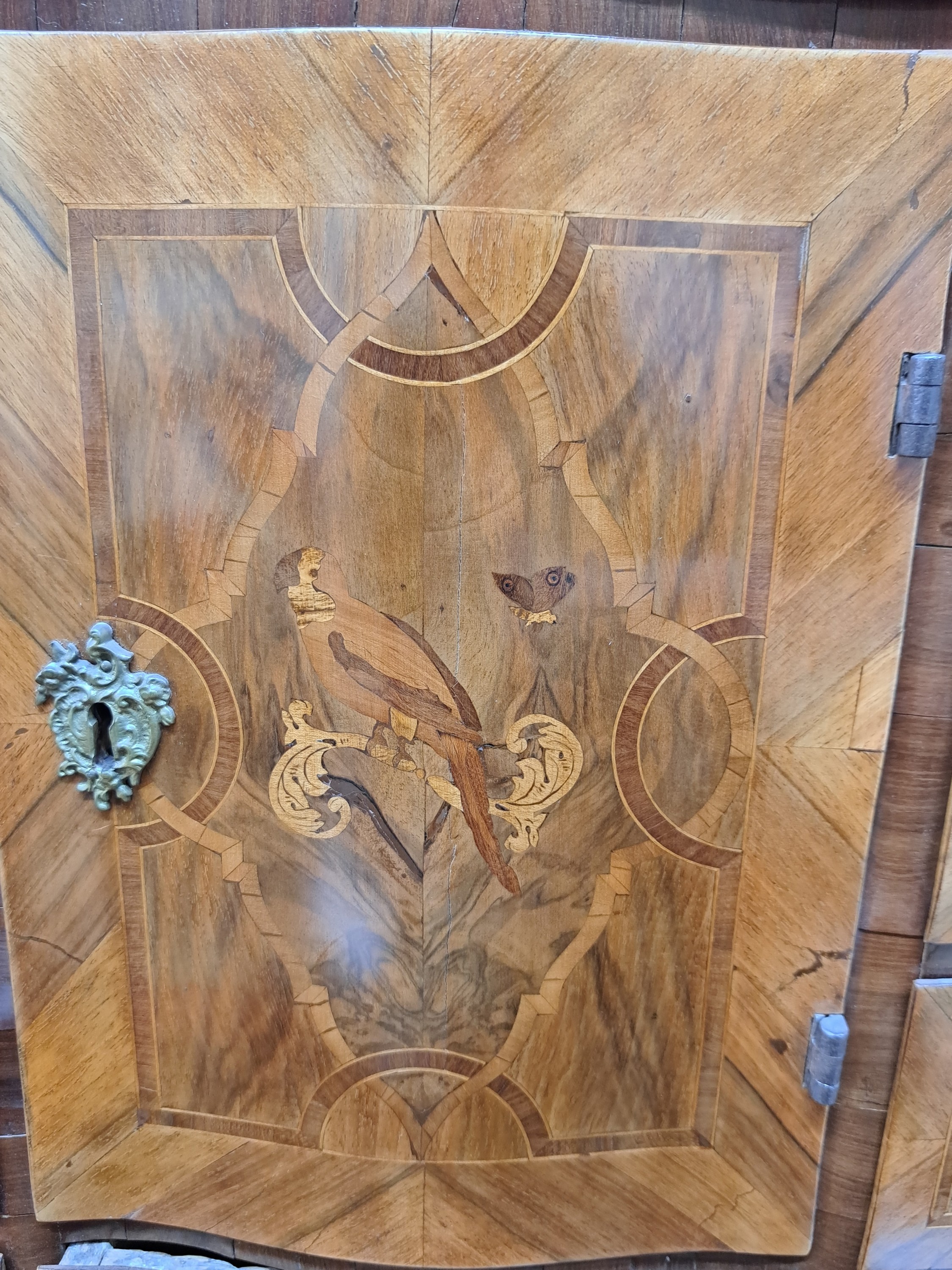 Detail p: Stollensekretär, süddeutsch, um 1750, Nußbaumfurnier, Stollengestell mit Kreuzsteg und gedrückten Kugelfüßen, dreischübig geteilter ...