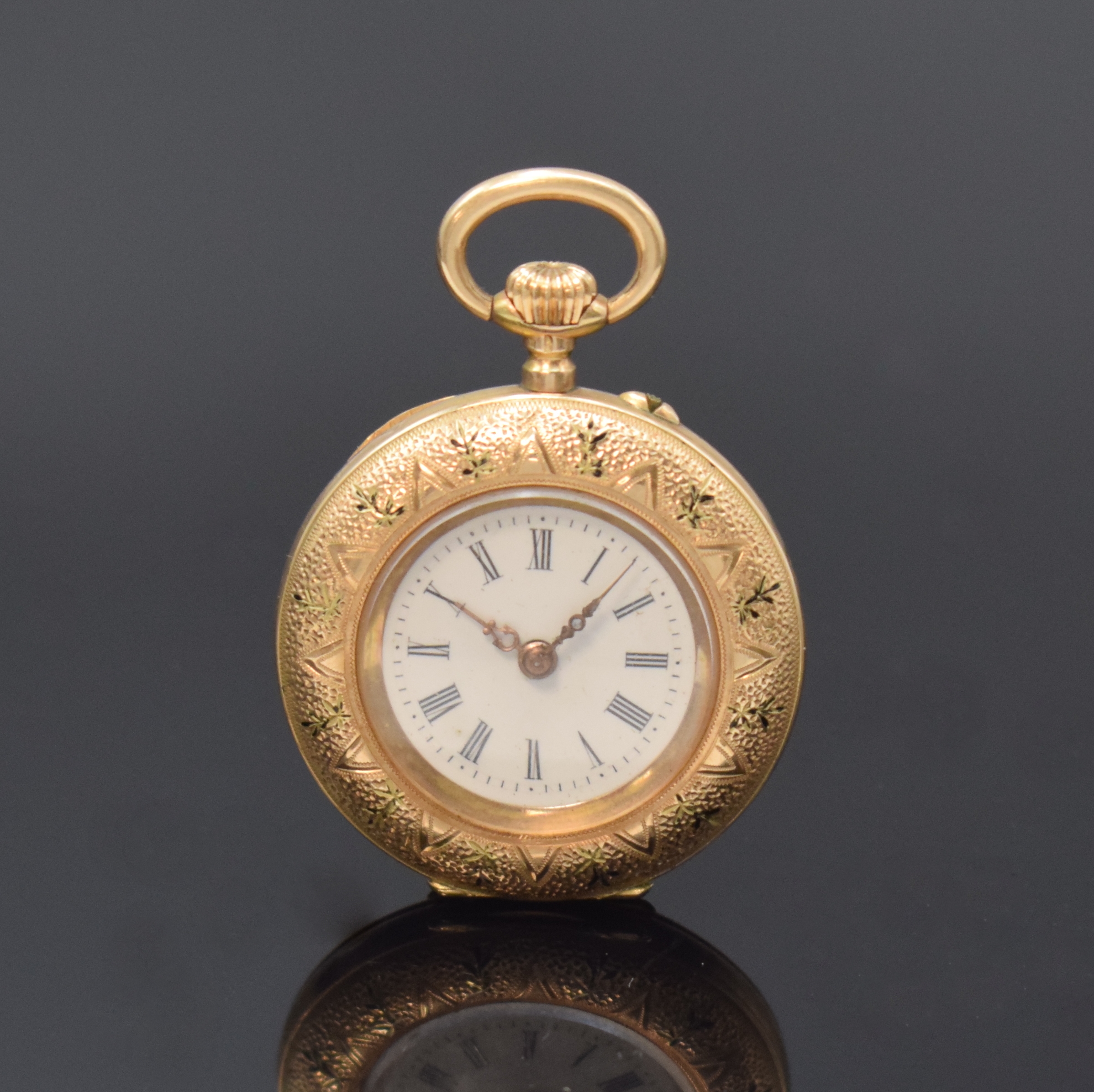 Kleine offene Taschenuhr in GG 585/000, Schweiz um 1900, dell. Geh. u. Rückdeckel floral grav., Monogramm, Metallcuvette, Emailzifferbl. m. röm. ...