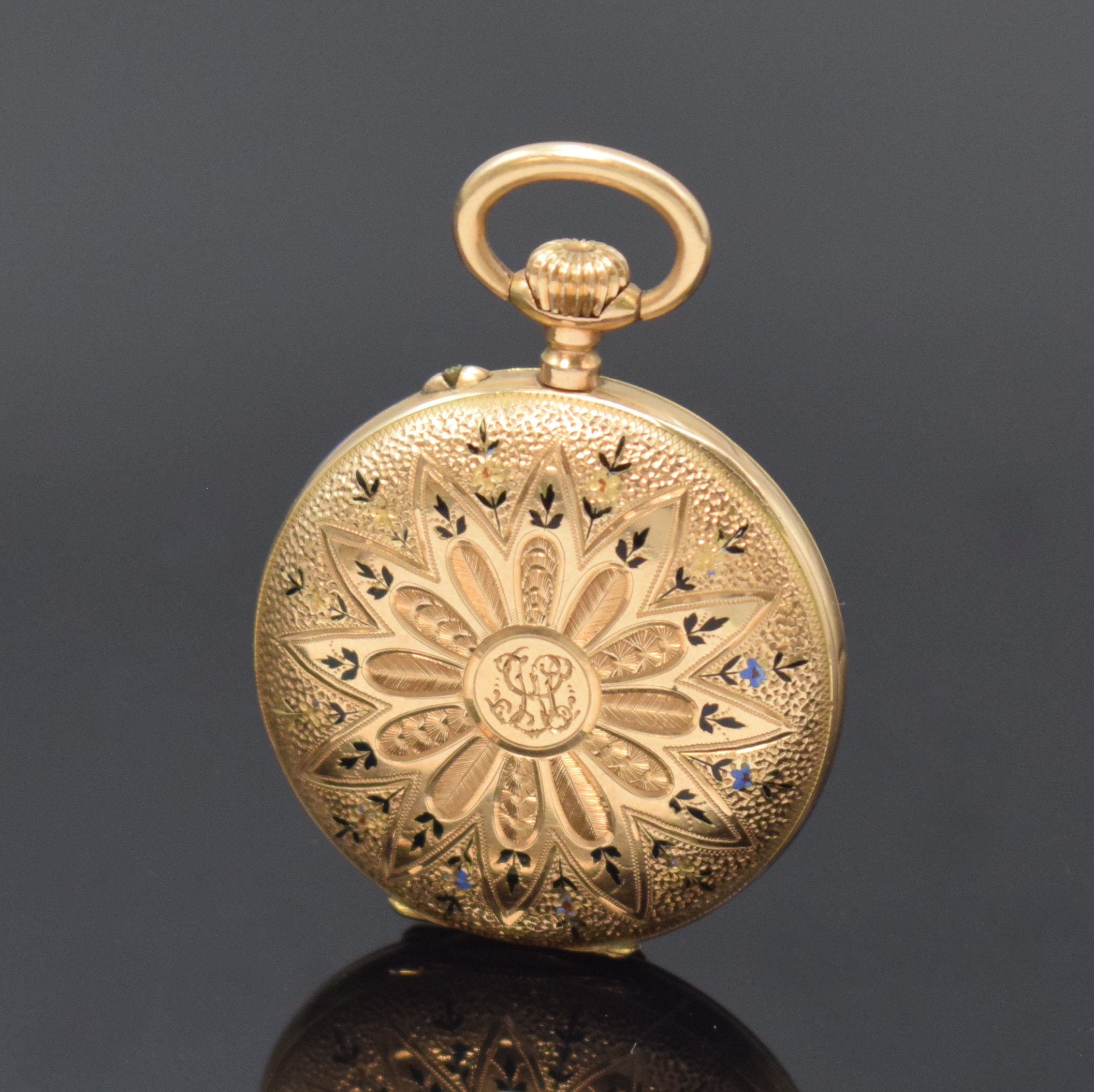 Detail a: Kleine offene Taschenuhr in GG 585/000, Schweiz um 1900, dell. Geh. u. Rückdeckel floral grav., Monogramm, Metallcuvette, Emailzifferbl. m. röm. ...