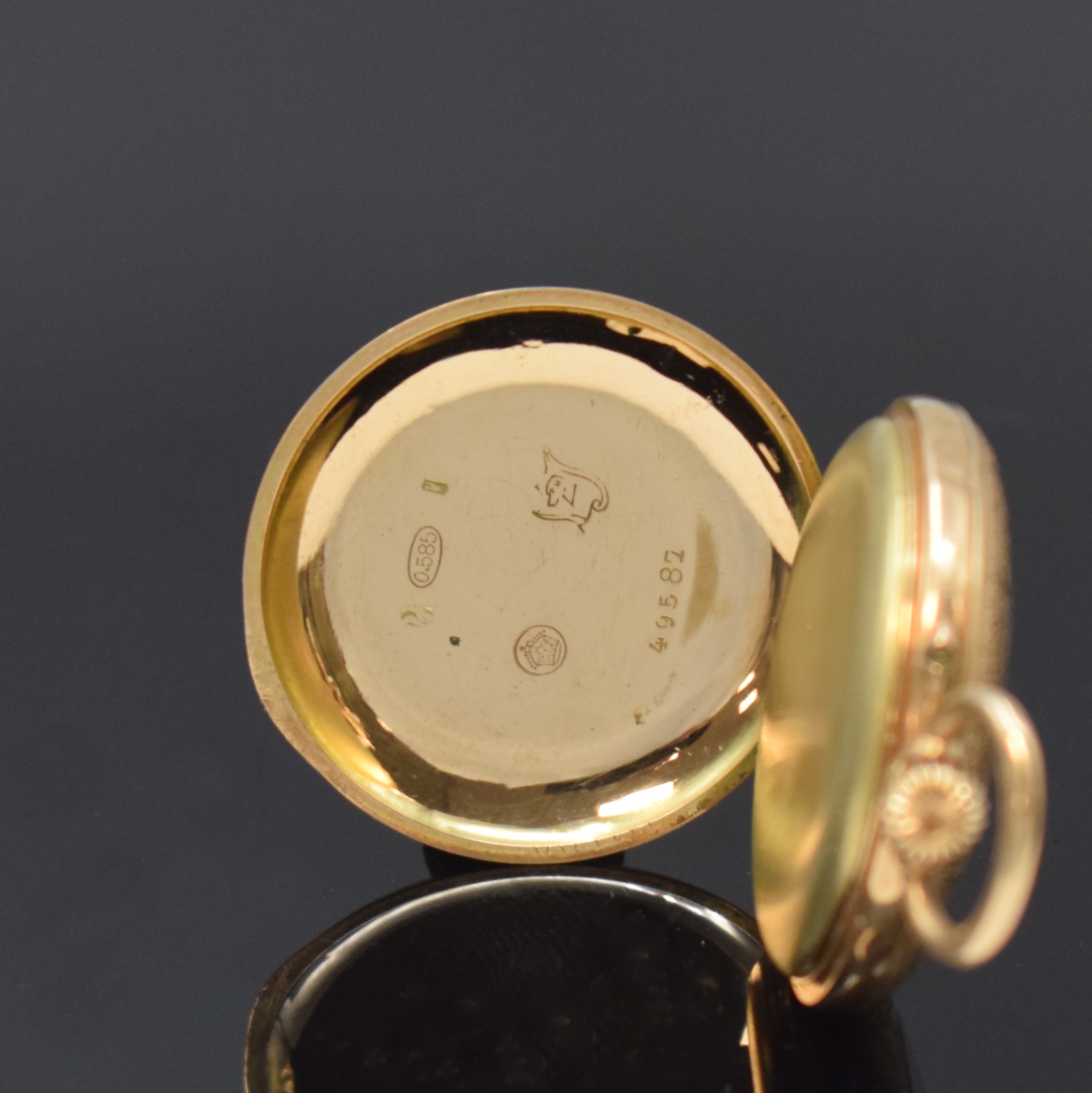 Detail b: Kleine offene Taschenuhr in GG 585/000, Schweiz um 1900, dell. Geh. u. Rückdeckel floral grav., Monogramm, Metallcuvette, Emailzifferbl. m. röm. ...