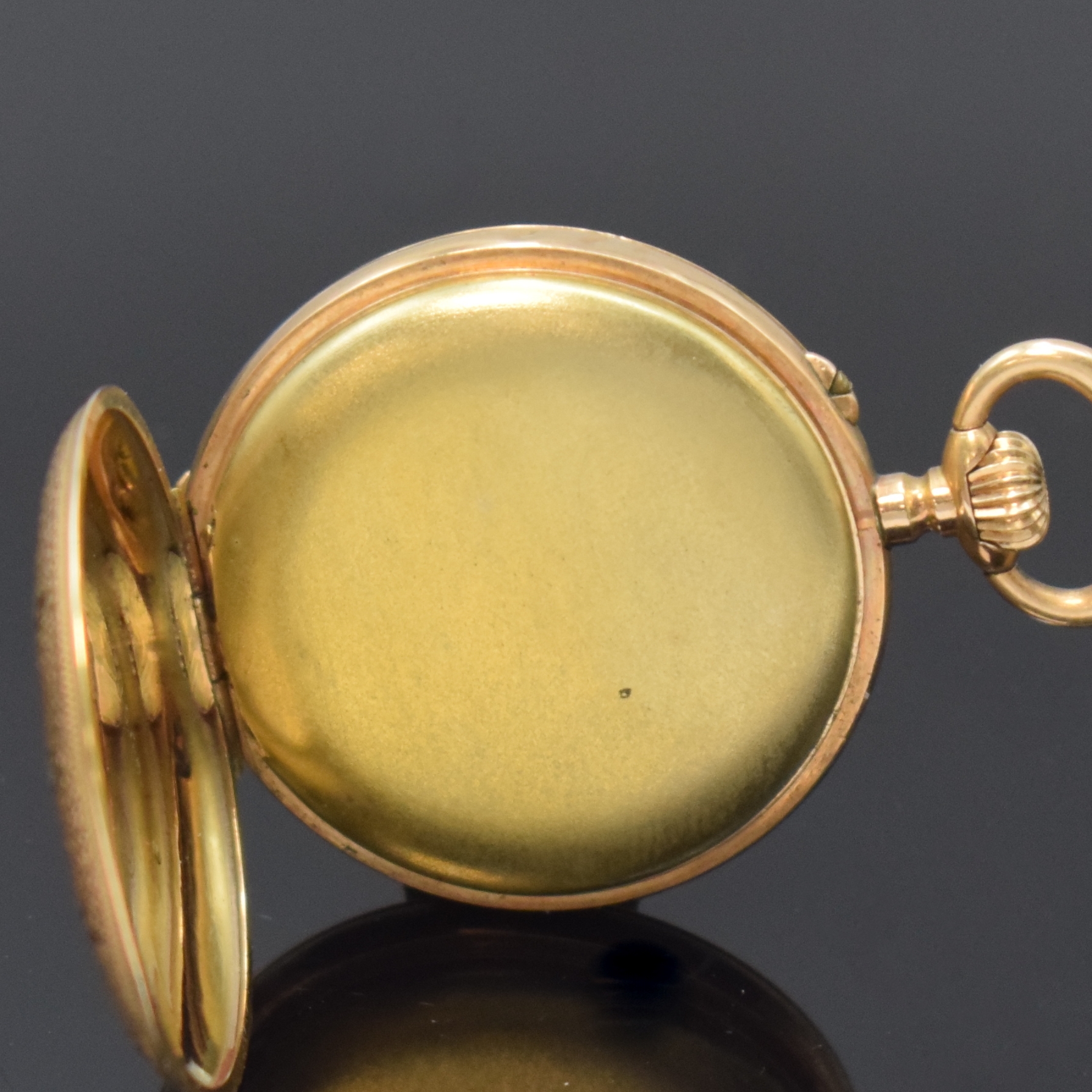 Detail c: Kleine offene Taschenuhr in GG 585/000, Schweiz um 1900, dell. Geh. u. Rückdeckel floral grav., Monogramm, Metallcuvette, Emailzifferbl. m. röm. ...