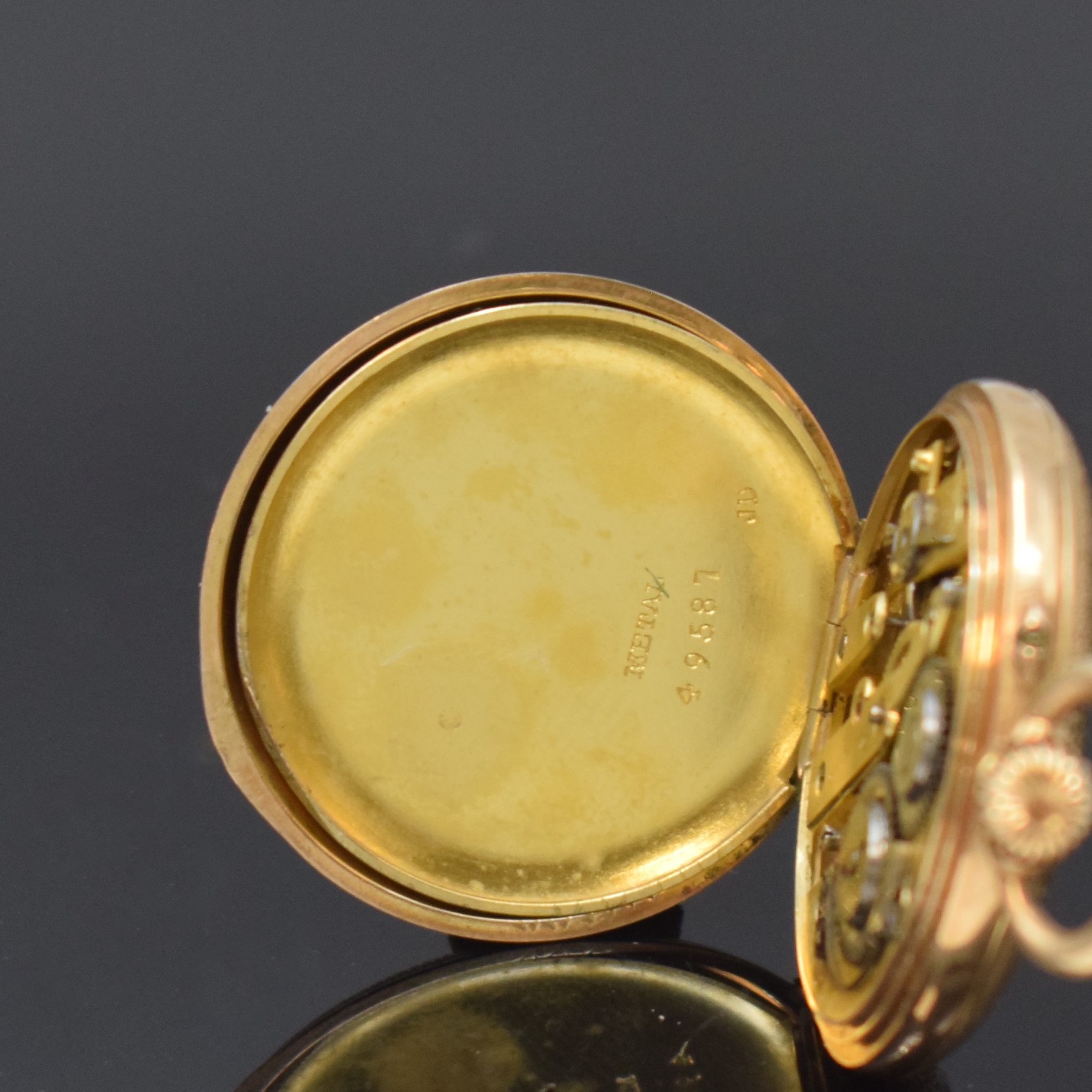 Detail d: Kleine offene Taschenuhr in GG 585/000, Schweiz um 1900, dell. Geh. u. Rückdeckel floral grav., Monogramm, Metallcuvette, Emailzifferbl. m. röm. ...