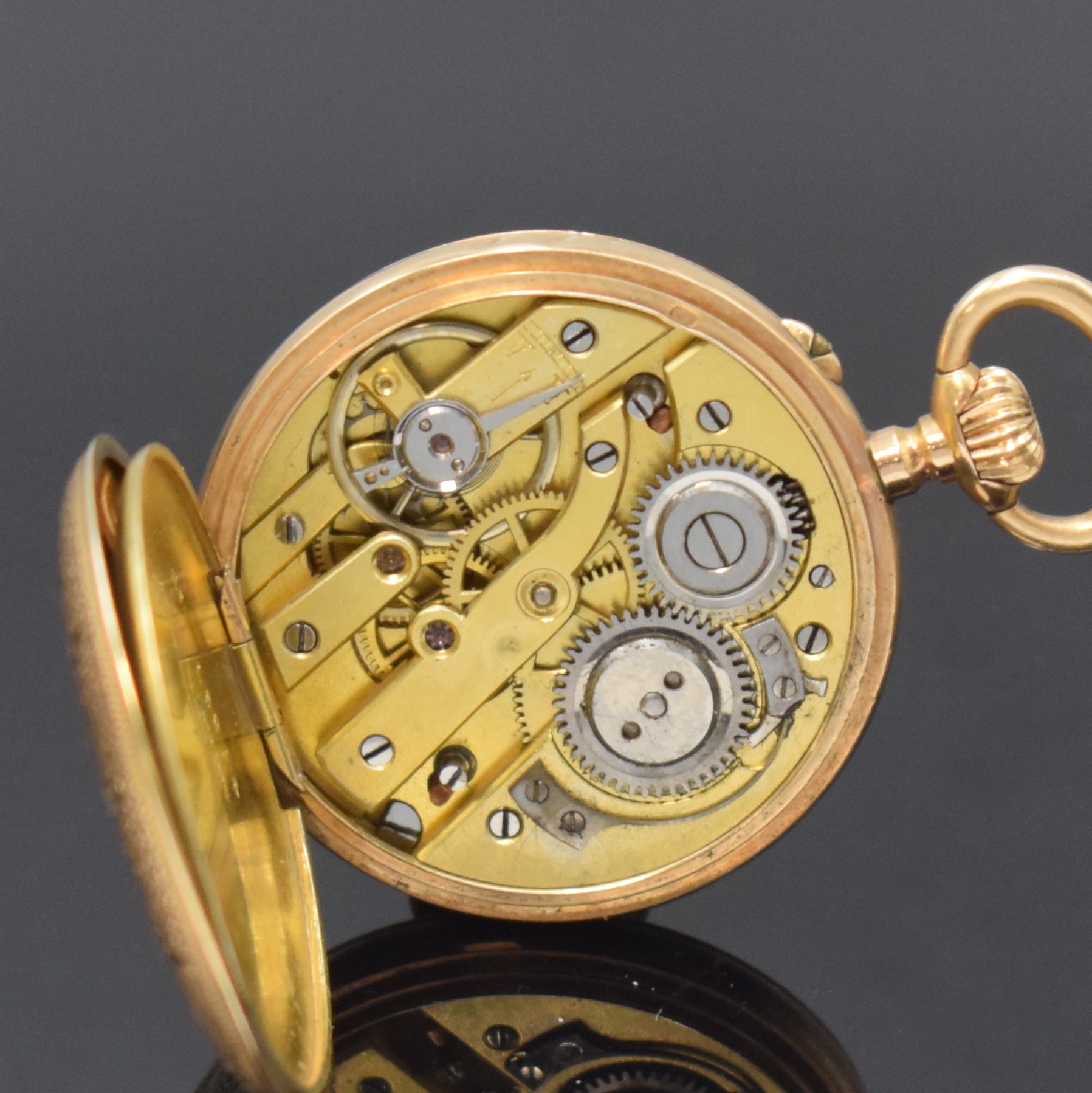 Detail e: Kleine offene Taschenuhr in GG 585/000, Schweiz um 1900, dell. Geh. u. Rückdeckel floral grav., Monogramm, Metallcuvette, Emailzifferbl. m. röm. ...