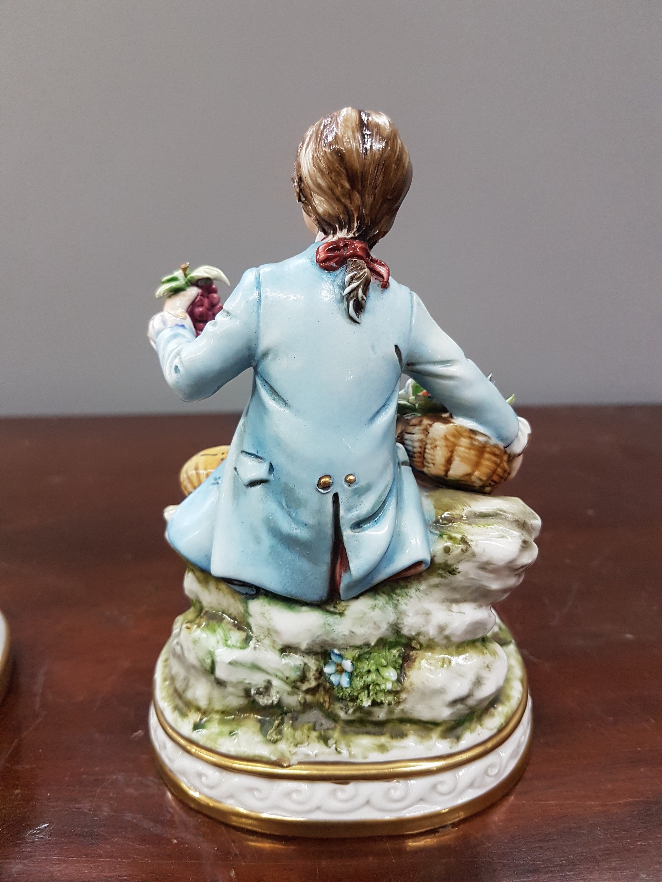 Detail b: Zwei Porzellanfigurinen, Capodimonte, Italien, 20.Jh., Fullin Mollica, Porzellan, polychrom bemalt, Goldstaffage, galante Figurengruppe und Edelmann ...