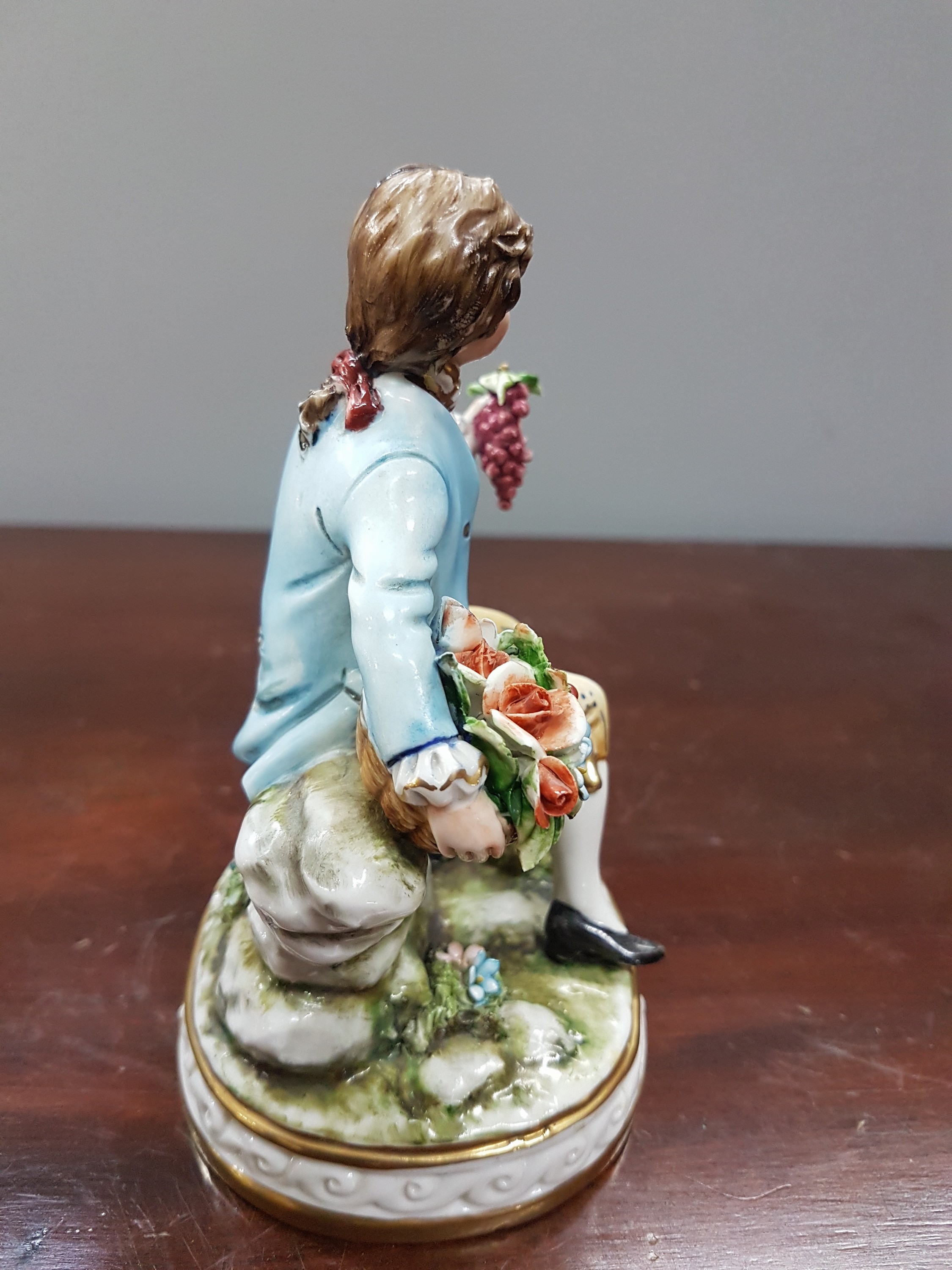 Detail c: Zwei Porzellanfigurinen, Capodimonte, Italien, 20.Jh., Fullin Mollica, Porzellan, polychrom bemalt, Goldstaffage, galante Figurengruppe und Edelmann ...