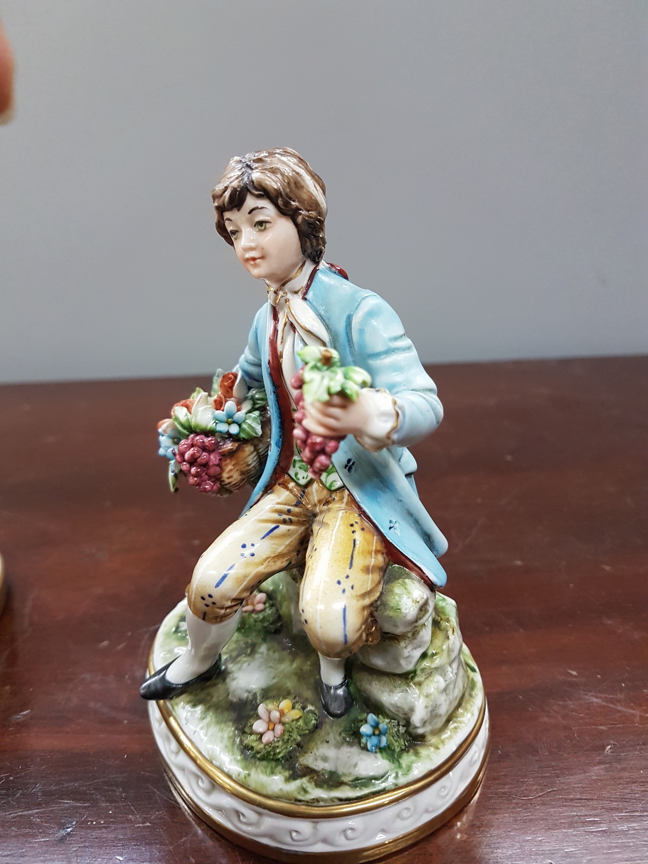 Detail d: Zwei Porzellanfigurinen, Capodimonte, Italien, 20.Jh., Fullin Mollica, Porzellan, polychrom bemalt, Goldstaffage, galante Figurengruppe und Edelmann ...