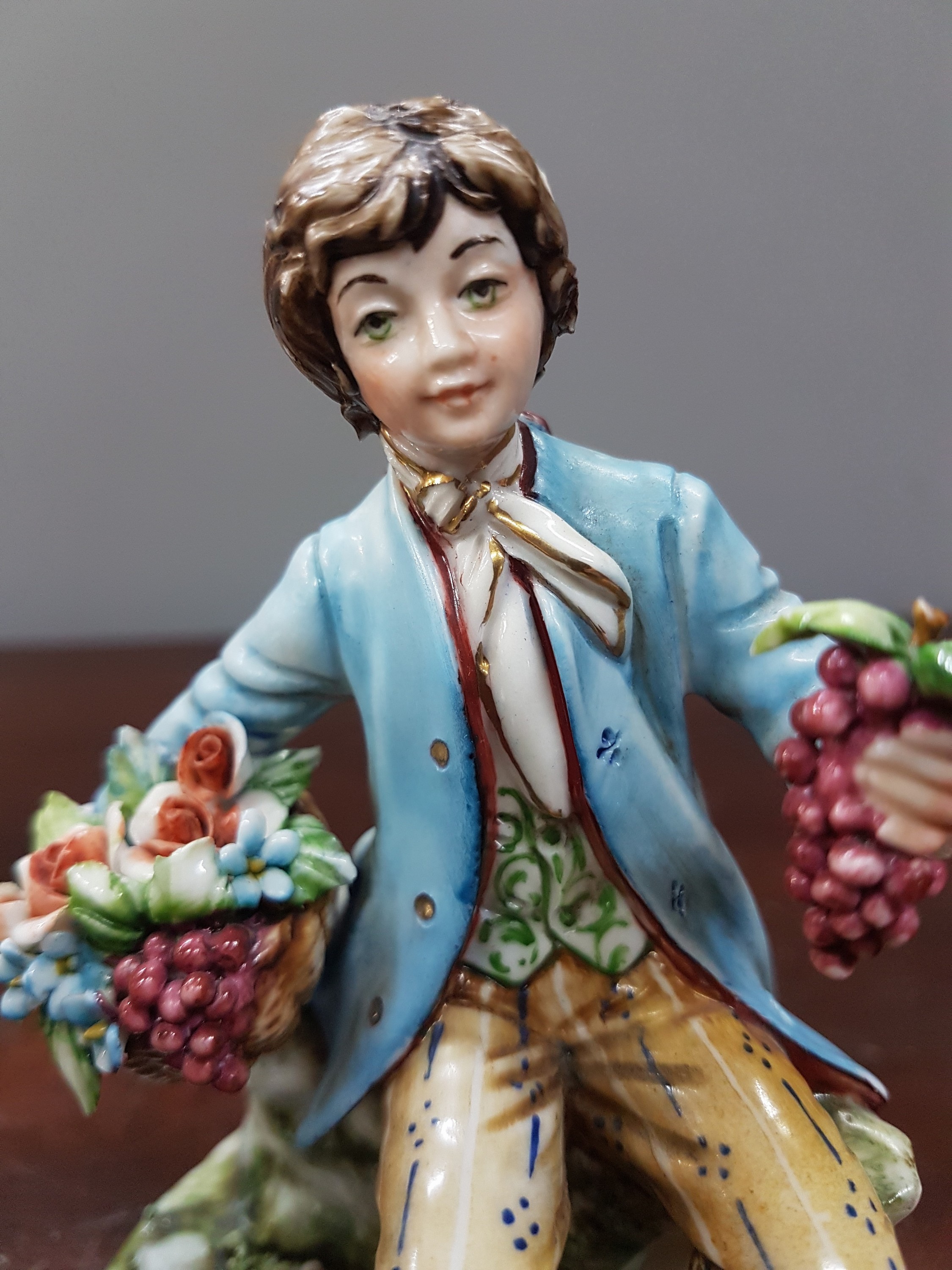 Detail e: Zwei Porzellanfigurinen, Capodimonte, Italien, 20.Jh., Fullin Mollica, Porzellan, polychrom bemalt, Goldstaffage, galante Figurengruppe und Edelmann ...