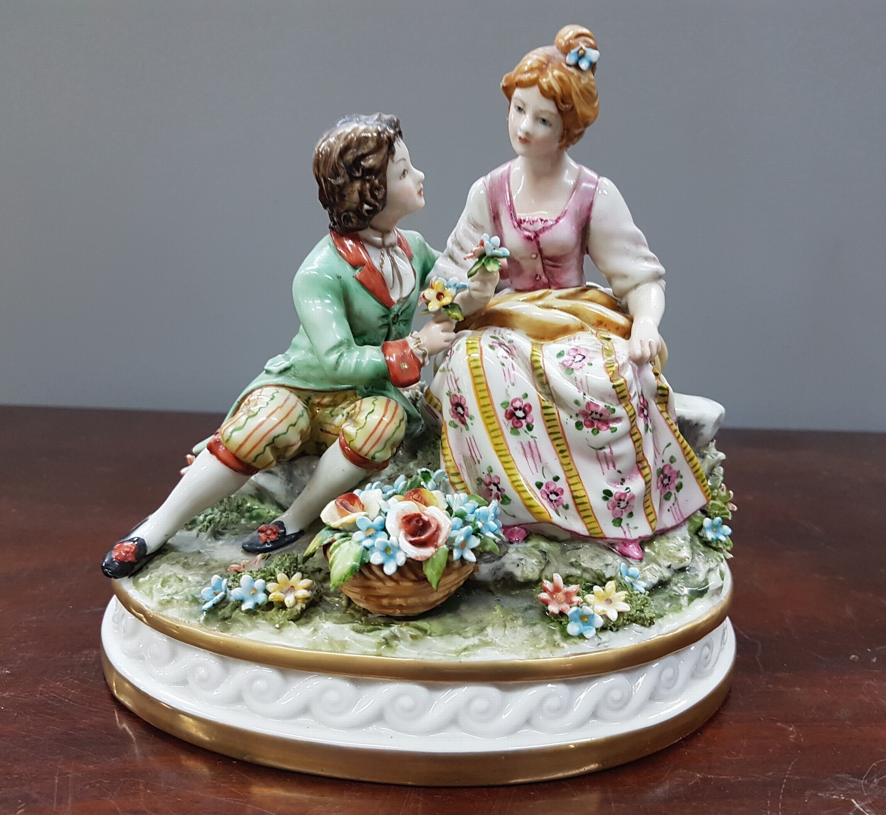Detail g: Zwei Porzellanfigurinen, Capodimonte, Italien, 20.Jh., Fullin Mollica, Porzellan, polychrom bemalt, Goldstaffage, galante Figurengruppe und Edelmann ...