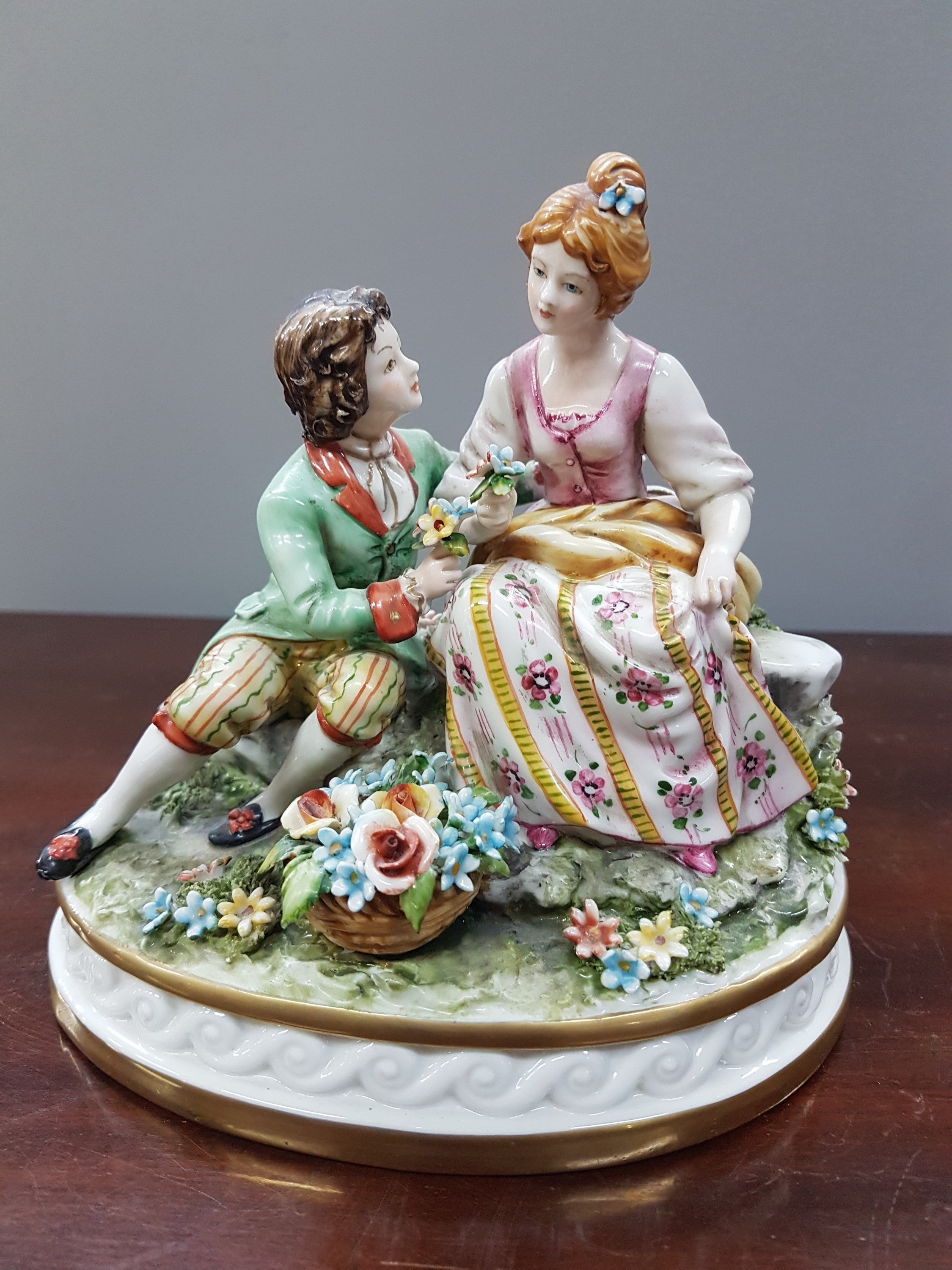 Detail h: Zwei Porzellanfigurinen, Capodimonte, Italien, 20.Jh., Fullin Mollica, Porzellan, polychrom bemalt, Goldstaffage, galante Figurengruppe und Edelmann ...