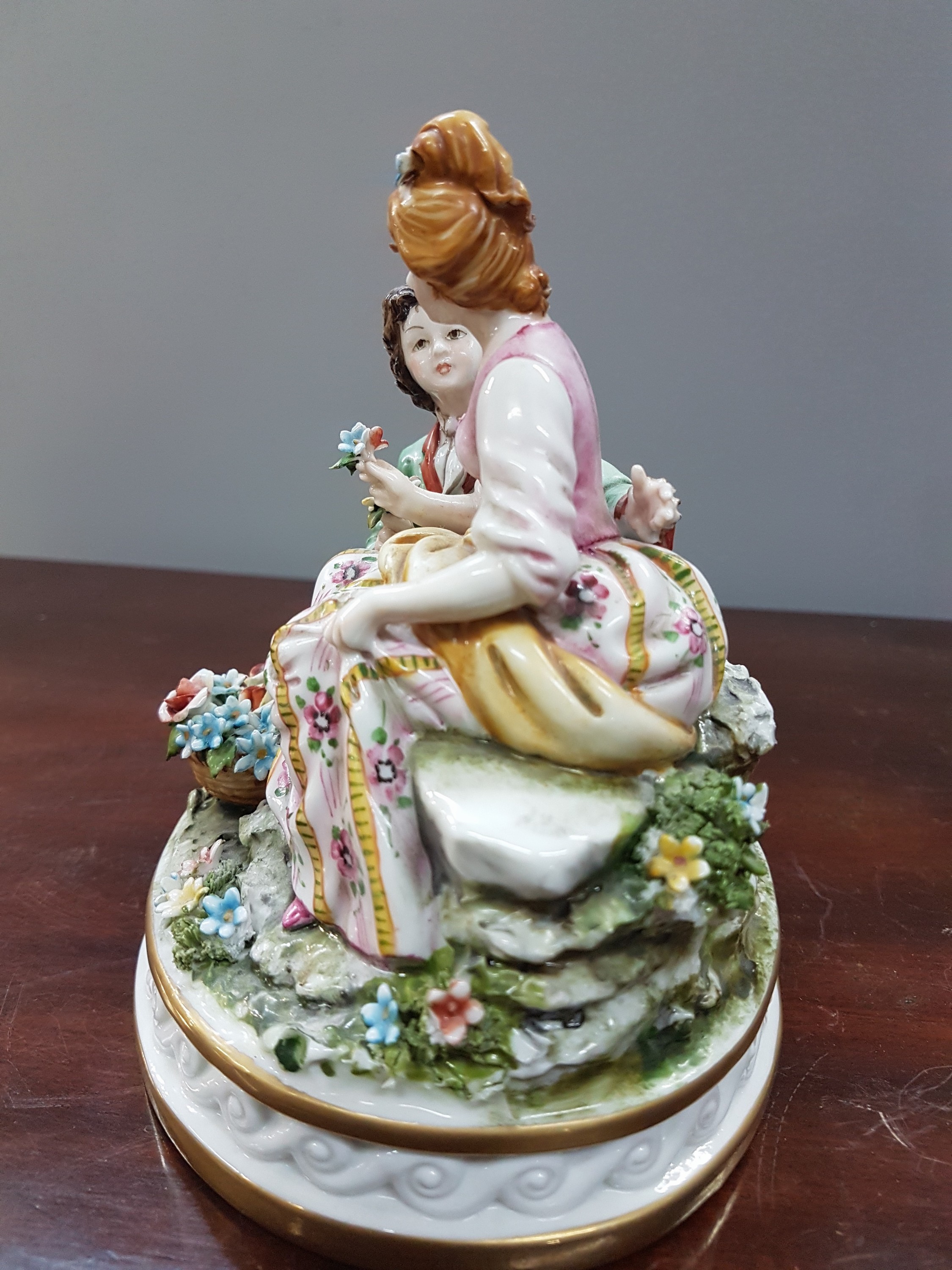 Detail i: Zwei Porzellanfigurinen, Capodimonte, Italien, 20.Jh., Fullin Mollica, Porzellan, polychrom bemalt, Goldstaffage, galante Figurengruppe und Edelmann ...