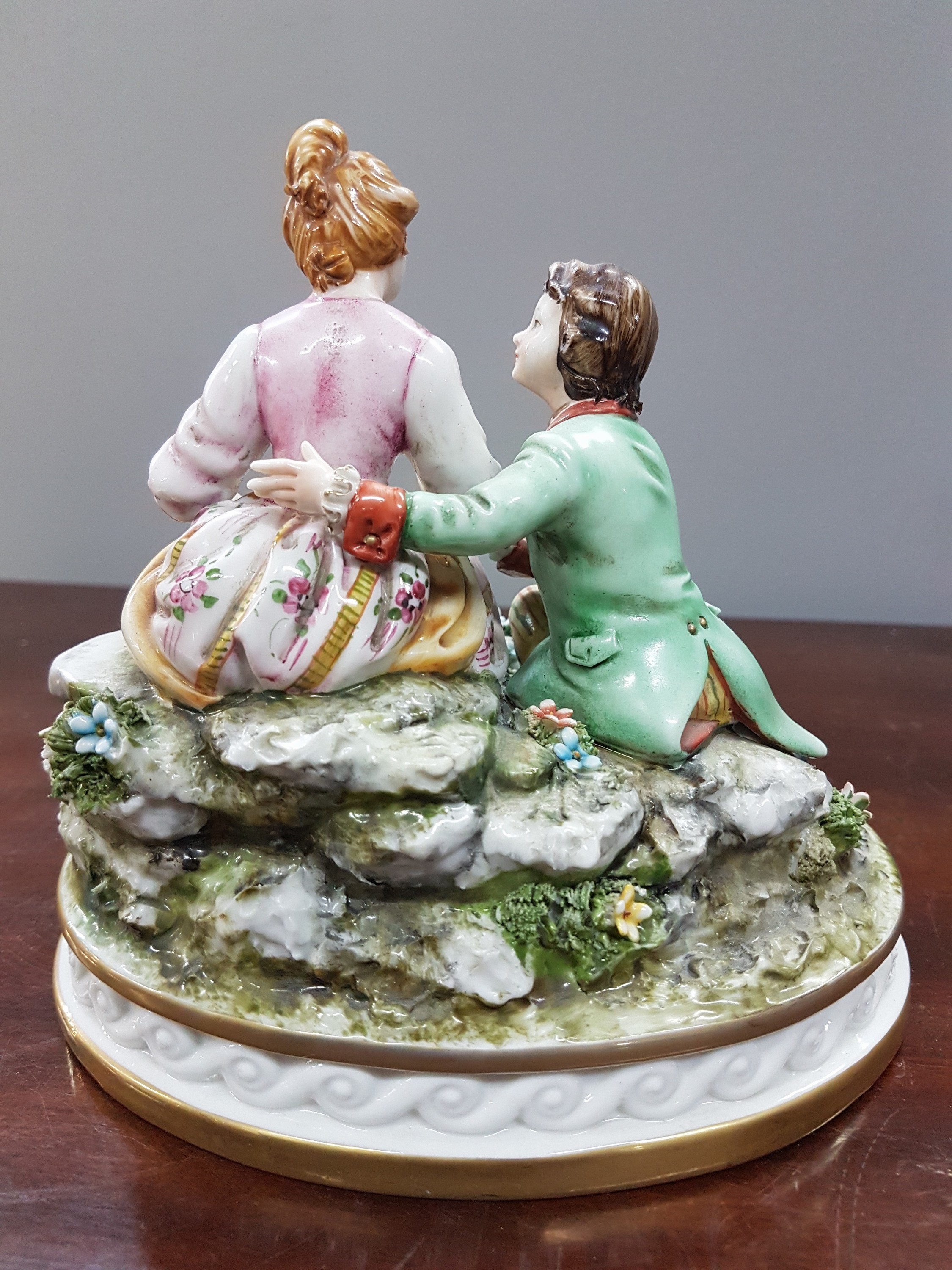 Detail j: Zwei Porzellanfigurinen, Capodimonte, Italien, 20.Jh., Fullin Mollica, Porzellan, polychrom bemalt, Goldstaffage, galante Figurengruppe und Edelmann ...