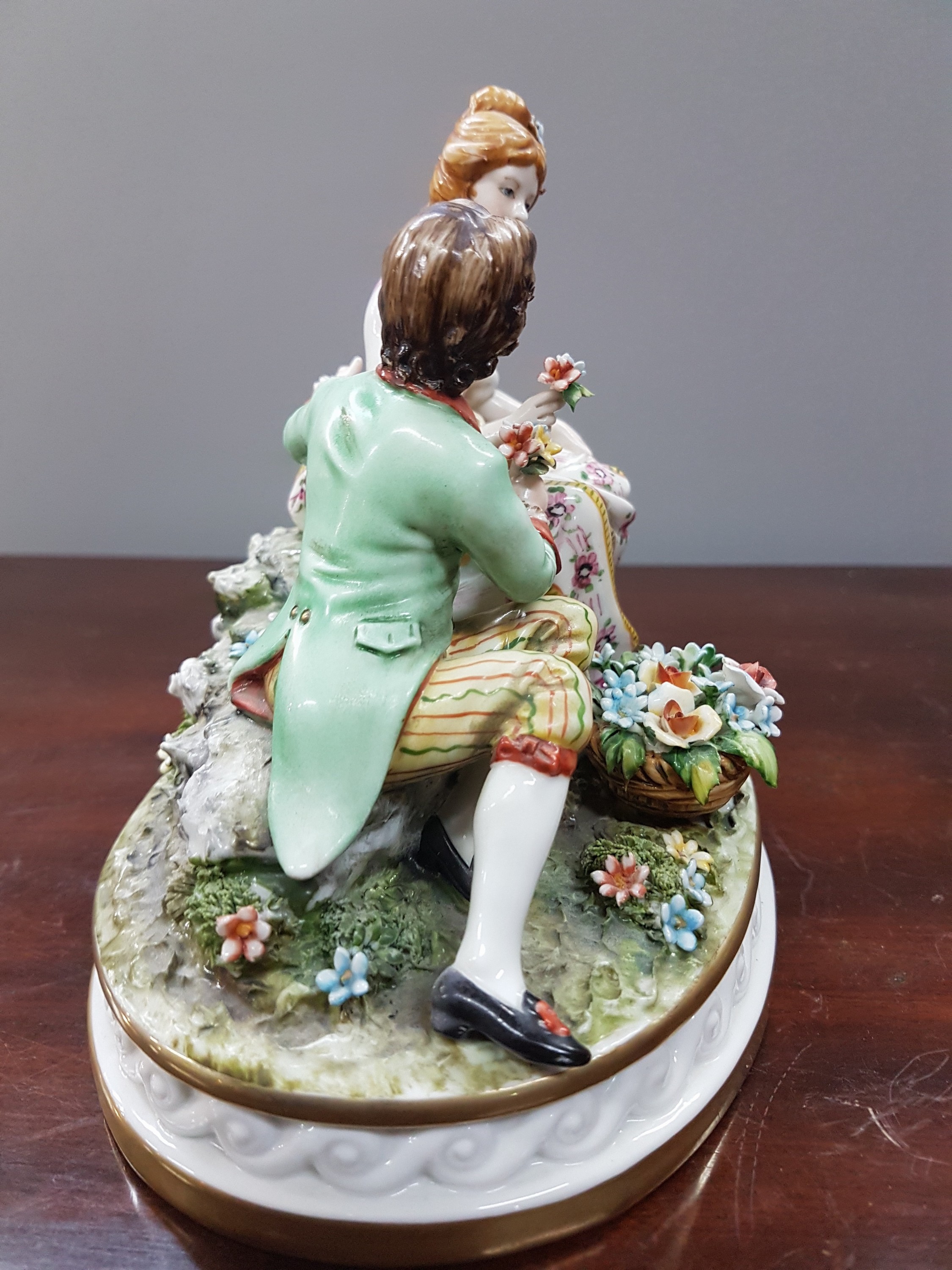 Detail k: Zwei Porzellanfigurinen, Capodimonte, Italien, 20.Jh., Fullin Mollica, Porzellan, polychrom bemalt, Goldstaffage, galante Figurengruppe und Edelmann ...