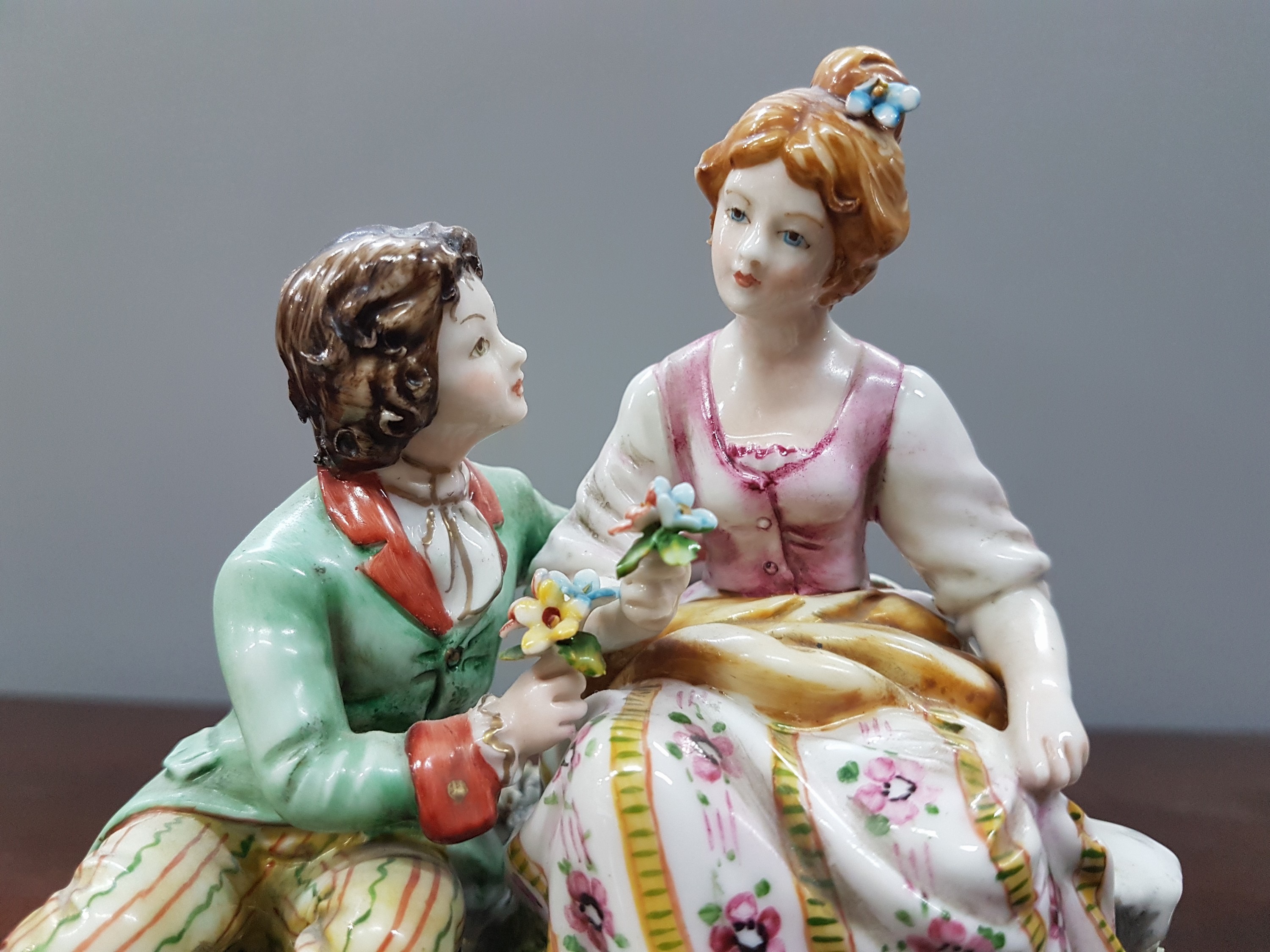 Detail m: Zwei Porzellanfigurinen, Capodimonte, Italien, 20.Jh., Fullin Mollica, Porzellan, polychrom bemalt, Goldstaffage, galante Figurengruppe und Edelmann ...