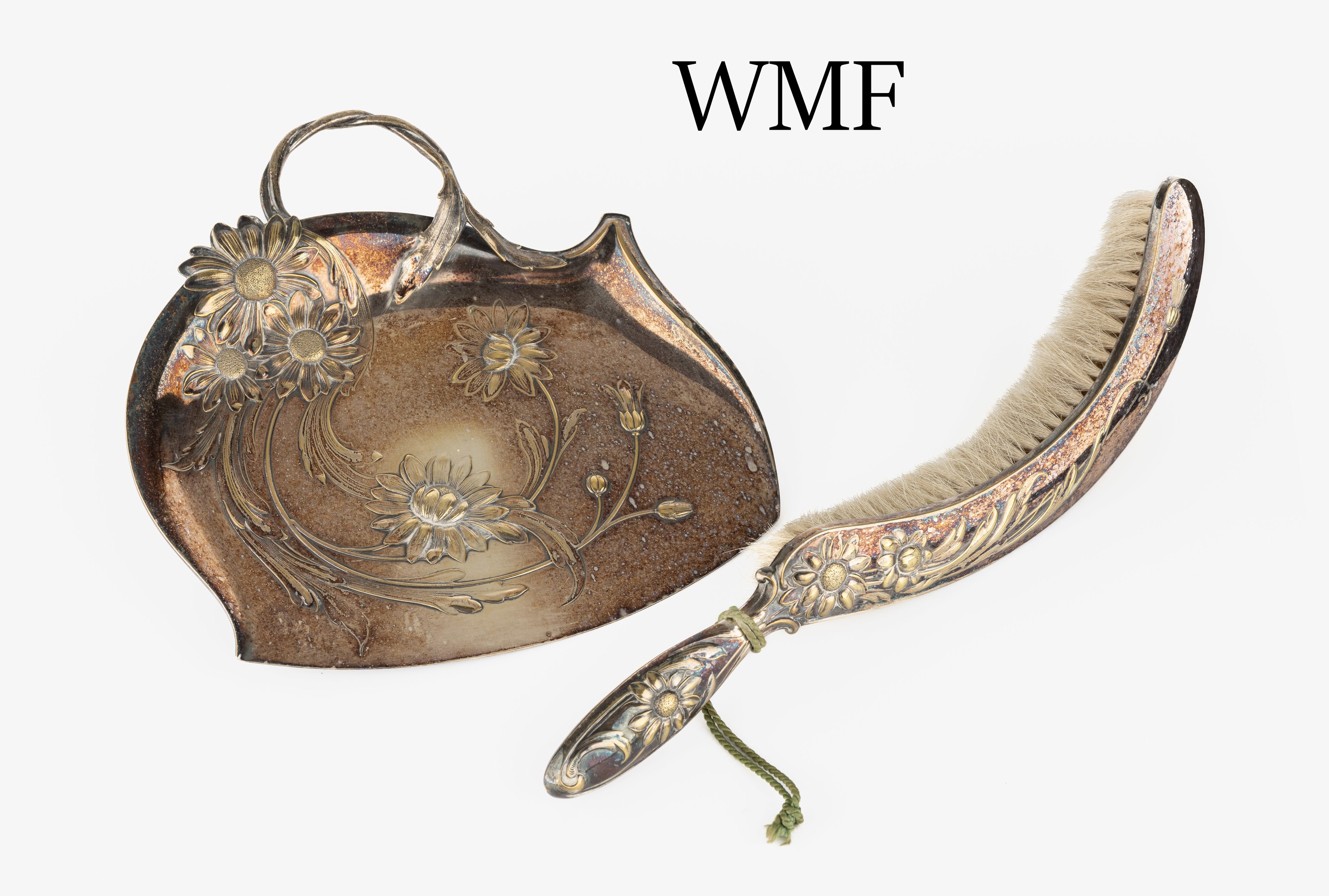 Jugendstil Tischbesen und Tischschaufel, deutsch WMF um 1900, Metall versilbert, Legierung as, jugendstiltyp. Dekor mit Margeritenblüten in versch. ...