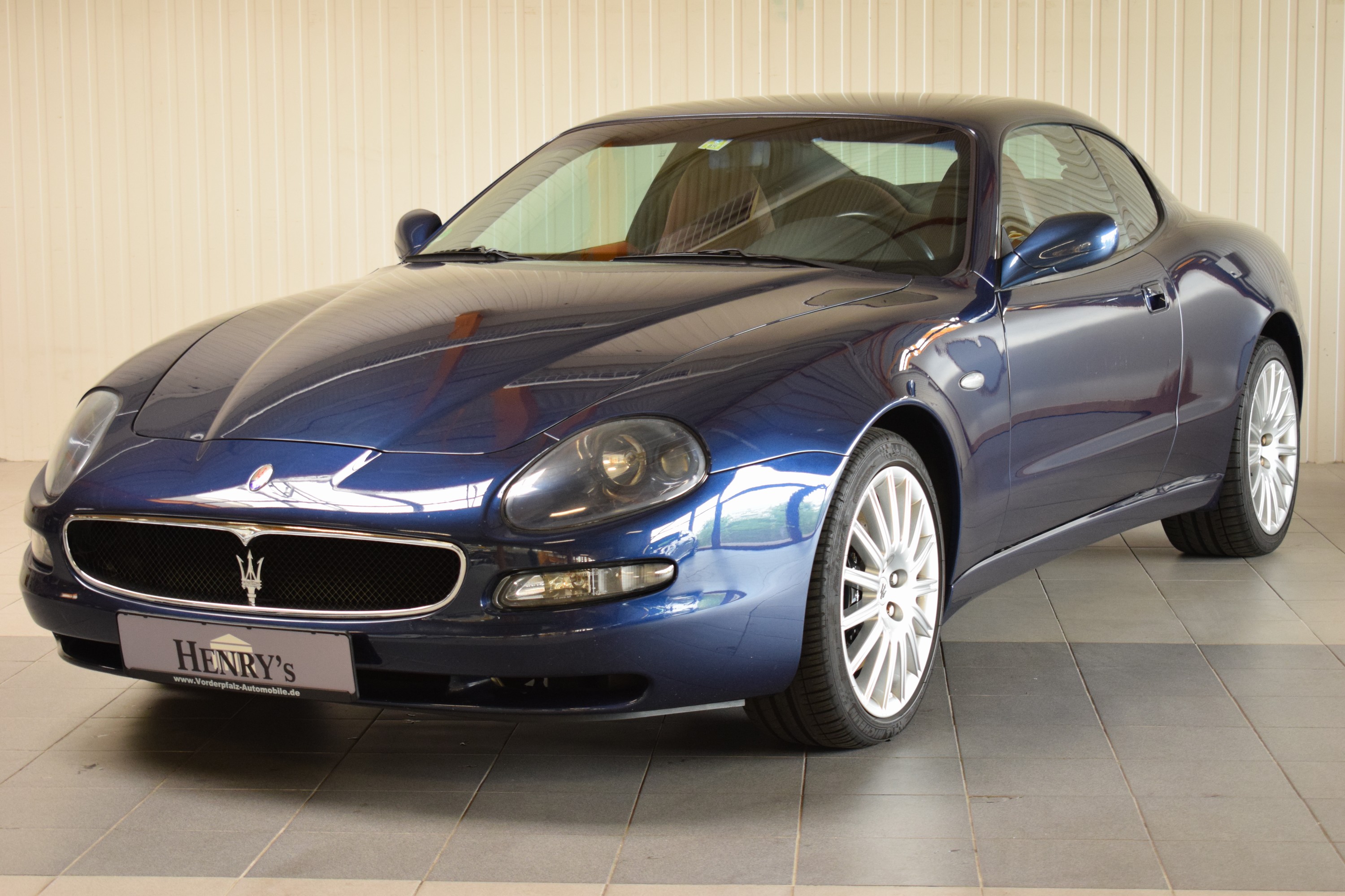 Detail b: Maserati 4200 Coupe, EZ 05/2003, Laufleistung ca. 51.700 km, 4.Hand HU 07/2025, 287 kW/390 PS, 8-Zylinder, Automatikgetriebe, blau, LederRot, ...