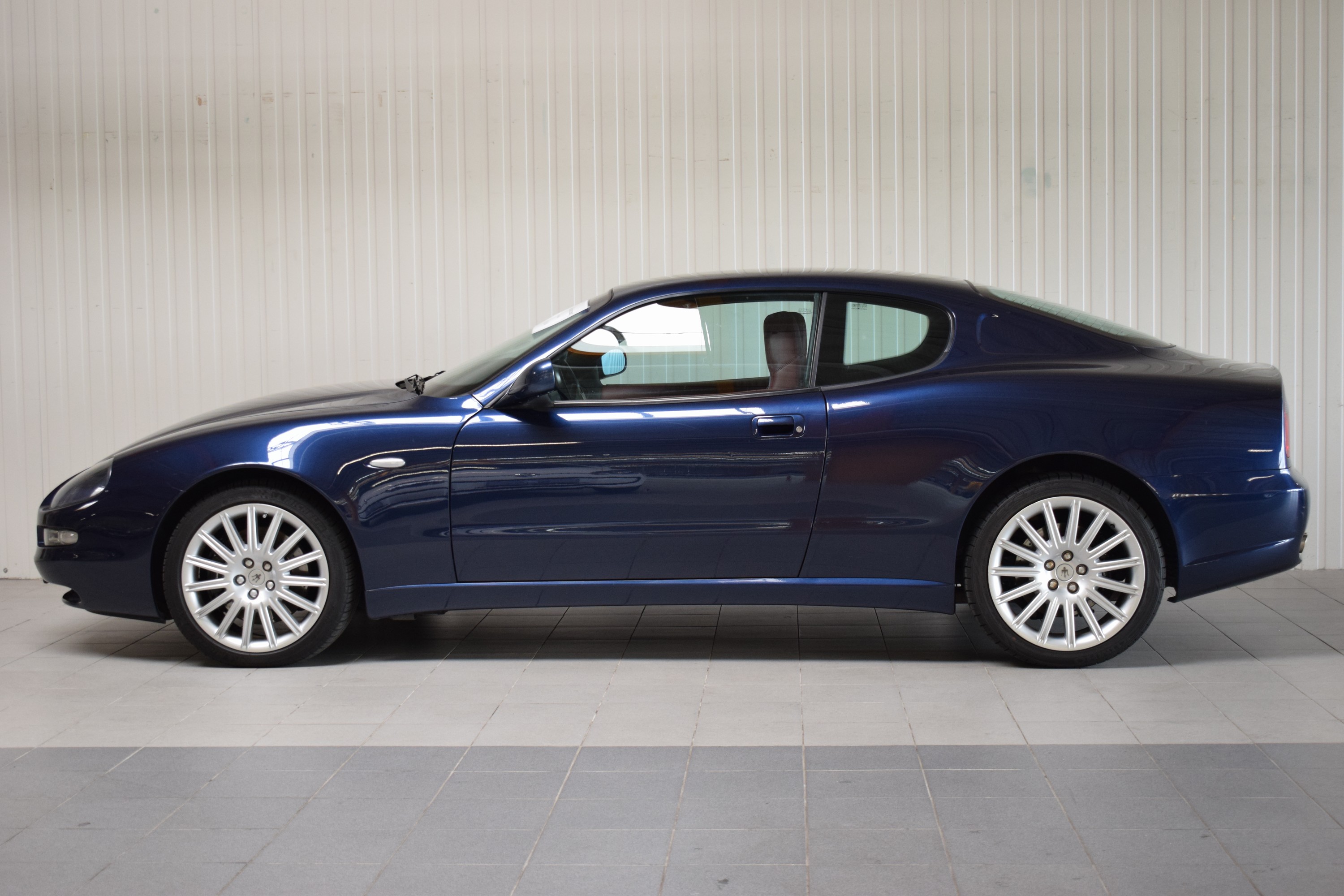 Detail f: Maserati 4200 Coupe, EZ 05/2003, Laufleistung ca. 51.700 km, 4.Hand HU 07/2025, 287 kW/390 PS, 8-Zylinder, Automatikgetriebe, blau, LederRot, ...