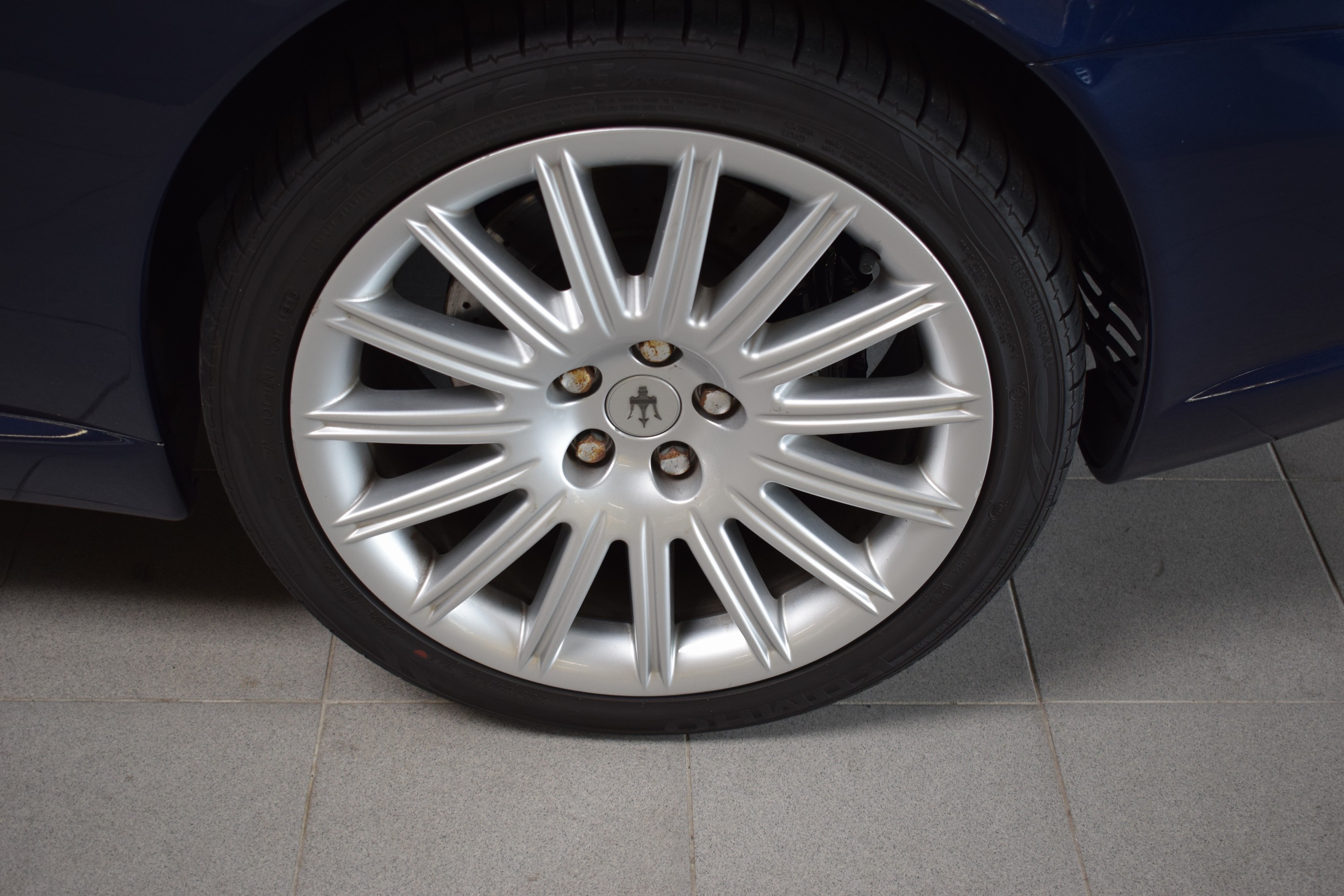 Detail h: Maserati 4200 Coupe, EZ 05/2003, Laufleistung ca. 51.700 km, 4.Hand HU 07/2025, 287 kW/390 PS, 8-Zylinder, Automatikgetriebe, blau, LederRot, ...