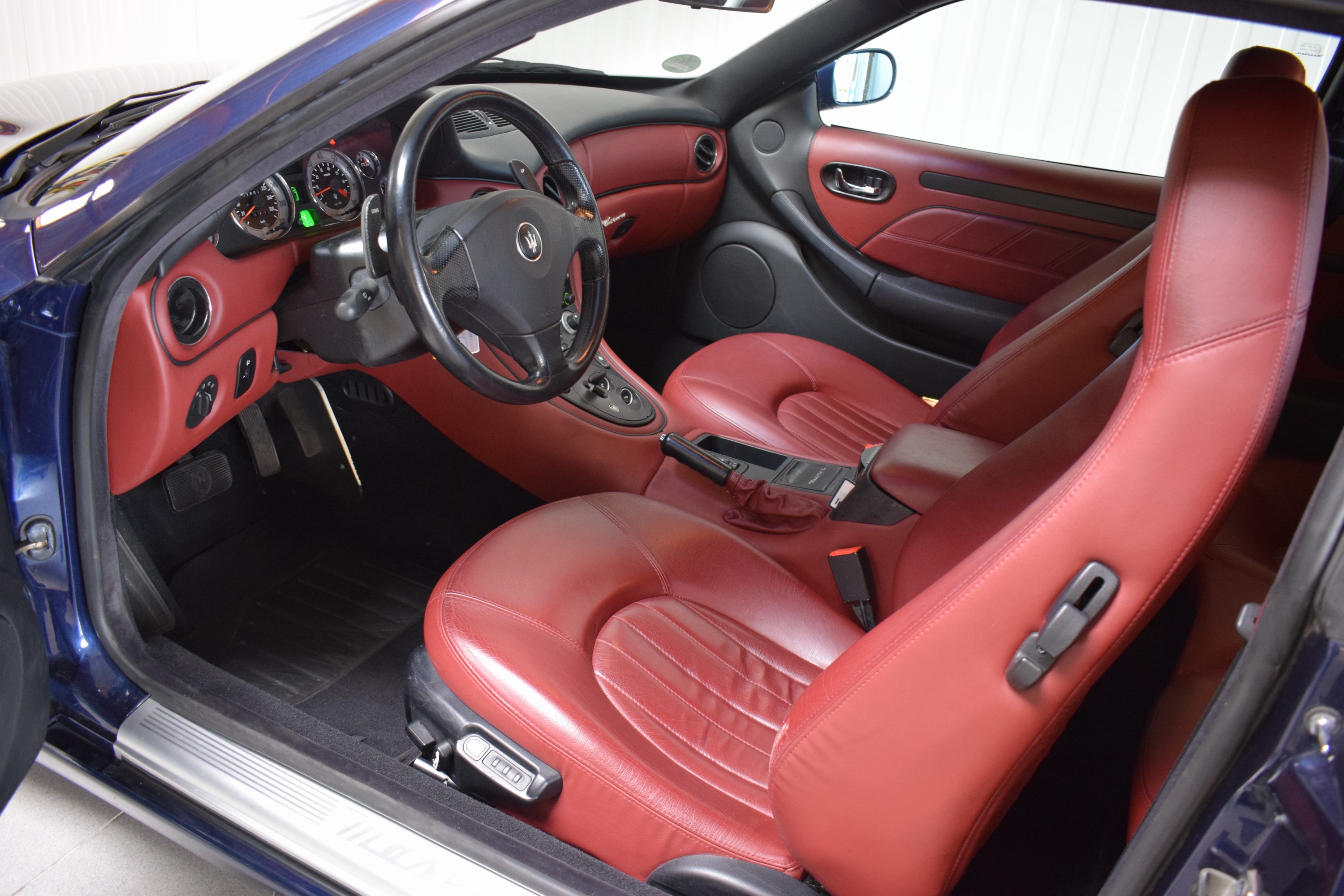 Detail i: Maserati 4200 Coupe, EZ 05/2003, Laufleistung ca. 51.700 km, 4.Hand HU 07/2025, 287 kW/390 PS, 8-Zylinder, Automatikgetriebe, blau, LederRot, ...