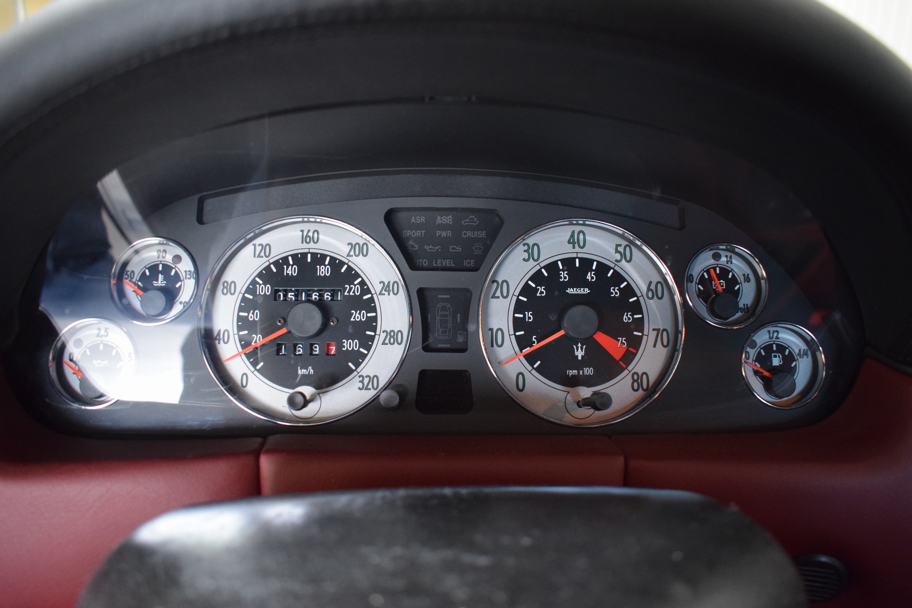 Detail k: Maserati 4200 Coupe, EZ 05/2003, Laufleistung ca. 51.700 km, 4.Hand HU 07/2025, 287 kW/390 PS, 8-Zylinder, Automatikgetriebe, blau, LederRot, ...