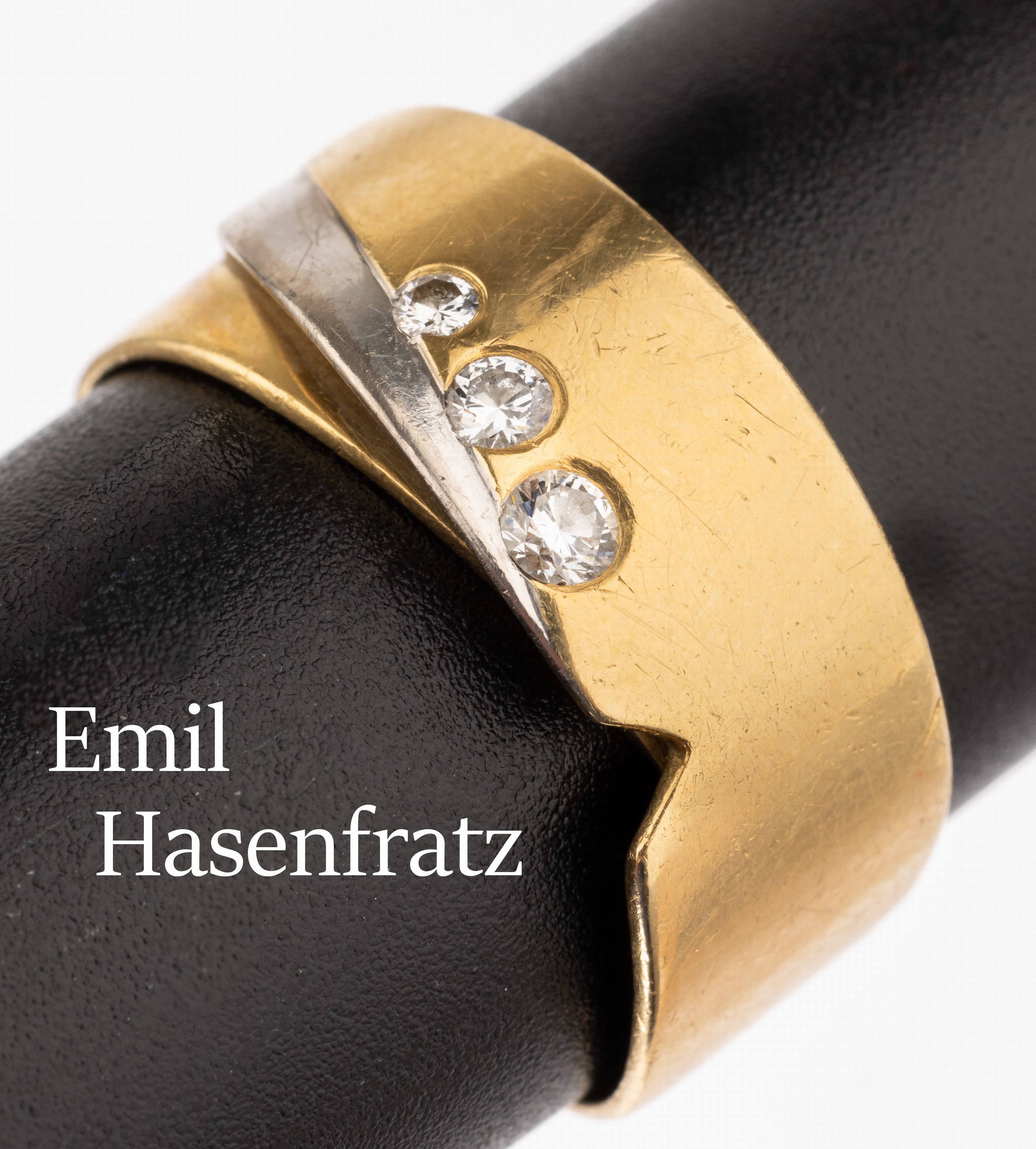 18 kt Gold Brillant Ring, GG/WG 750/000, ausgefallene Ringschiene, 3 Brillanten zus. ca. 0.17 ct (grav.) Weiß/si, Meistermarke Emil Hasenfratz, ...