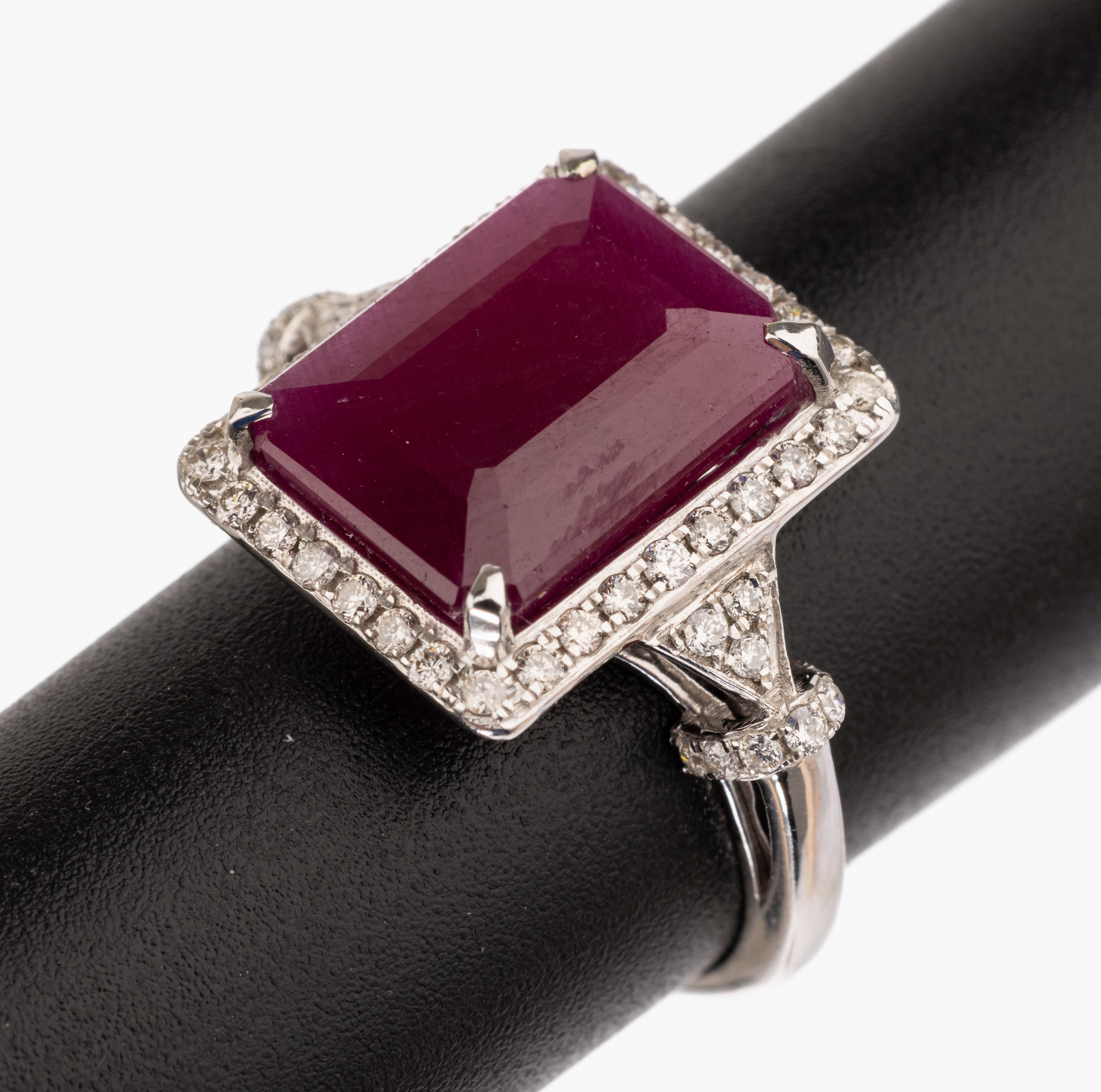 14 kt Gold Rubin-Brillant-Ring, WG 585/000,mittig Rubin im Smaragd-Schliff ca. 6.87 ct, umgeben von 53 Brillanten zus. ca. 0.26 ct Weiß/si, RW 52, ...