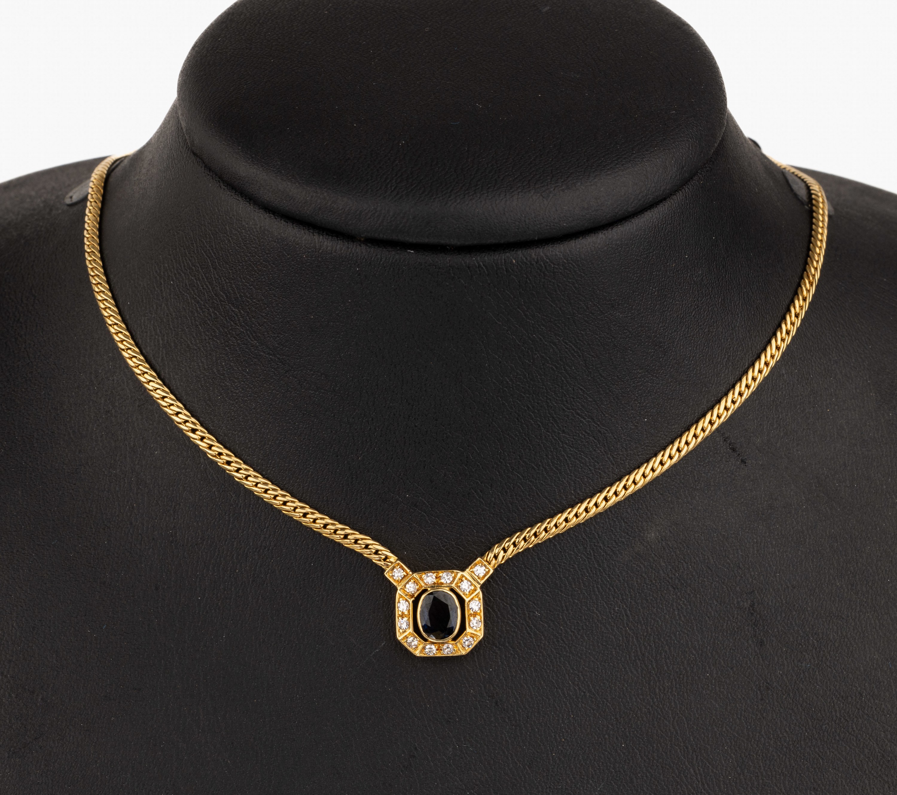 18 kt Gold Saphir-Diamant-Collier, GG 750/000,Mittelteil mit ovalfacett. Saphir ca.1.10 ct, 14 8/8-Diamanten zus. ca. 0.16 ct Weiß/si, Kastenschloss ...