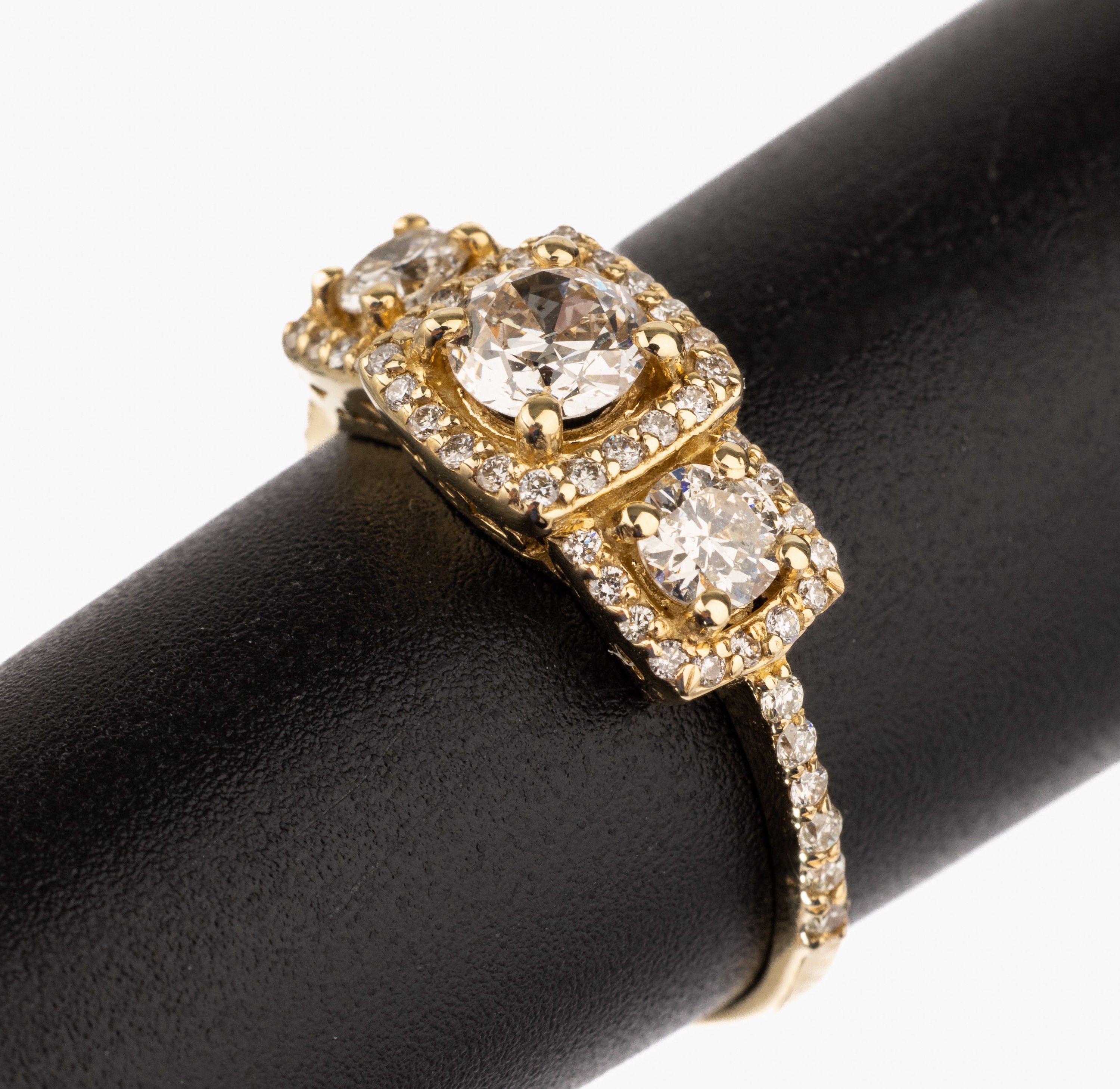 14 kt Gold Diamant-Ring, GG 585/000, mittigAltschliffdiamant ca. 0.40 ct feines Weiß/si, 2 Altschliff-Diamanten zus. ca. 0.32 ct feinesWeiß/p 1, ...