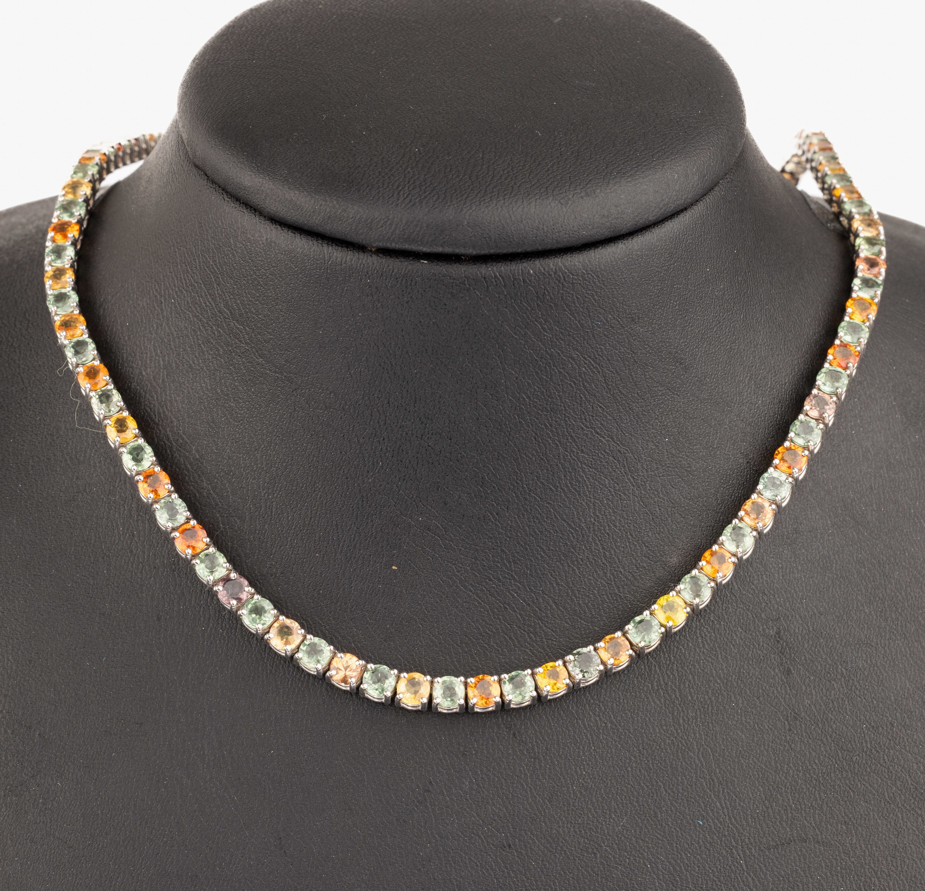 14 kt Gold Saphir Riviere Collier, WG 585/000,rundum bes. mit 102 bunten Saphiren (versch. Grün-, Blau, Gelb- und Orangetöne) zus. ca. 40.00 ct, ...