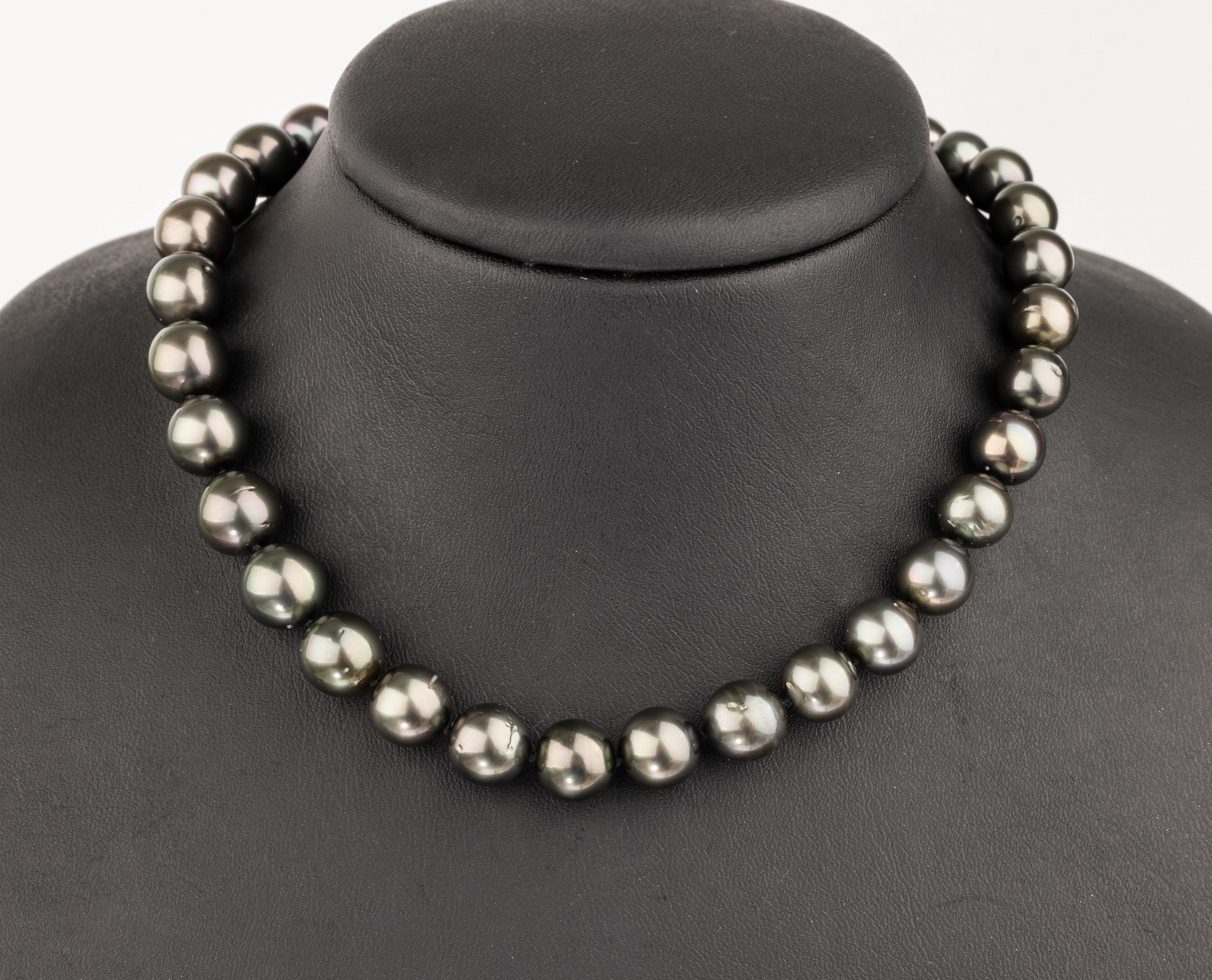 Collier aus Tahitizuchtperlen, Schließe 925er Silber, 45 barocke Perlen D ca. 8.2 - 10.5 mm,L. ca. 46 cm, nat. Merkmale