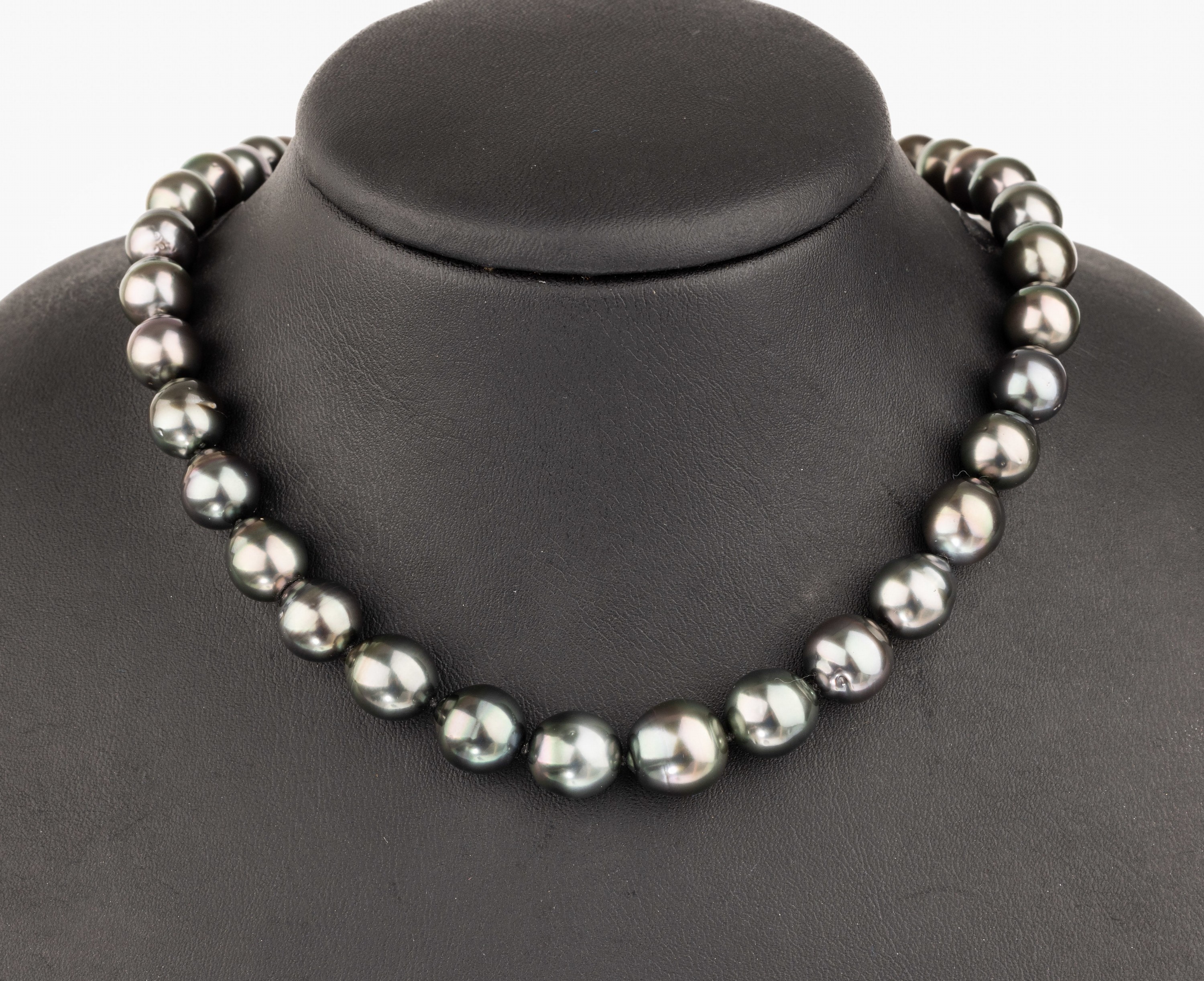 Collier aus Tahitizuchtperlen, Schließe 925er Silber, 41 barocke Perlen D. ca. 8.2 - 11.6 mm, L. ca. 44 cm, nat. Merkmale