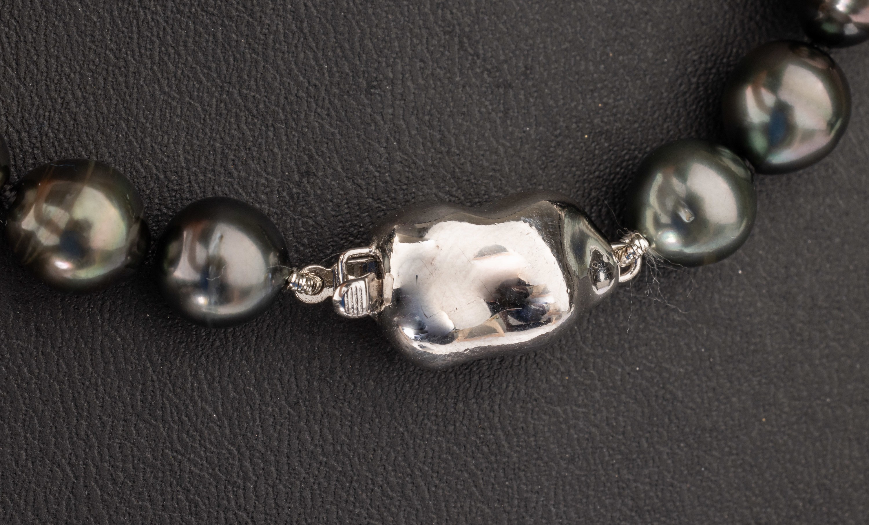 Detail a: Collier aus Tahitizuchtperlen, Schließe 925er Silber, 41 barocke Perlen D. ca. 8.2 - 11.6 mm, L. ca. 44 cm, nat. Merkmale